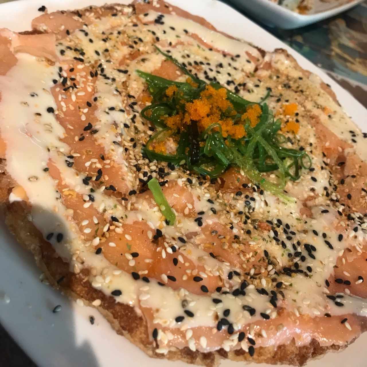 Sushi pizza de salmón