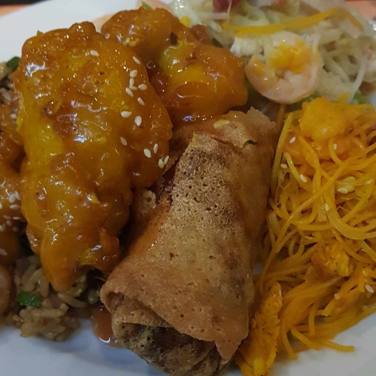 Pollo, lumpia, fideos, arroz mixto y chopsuey