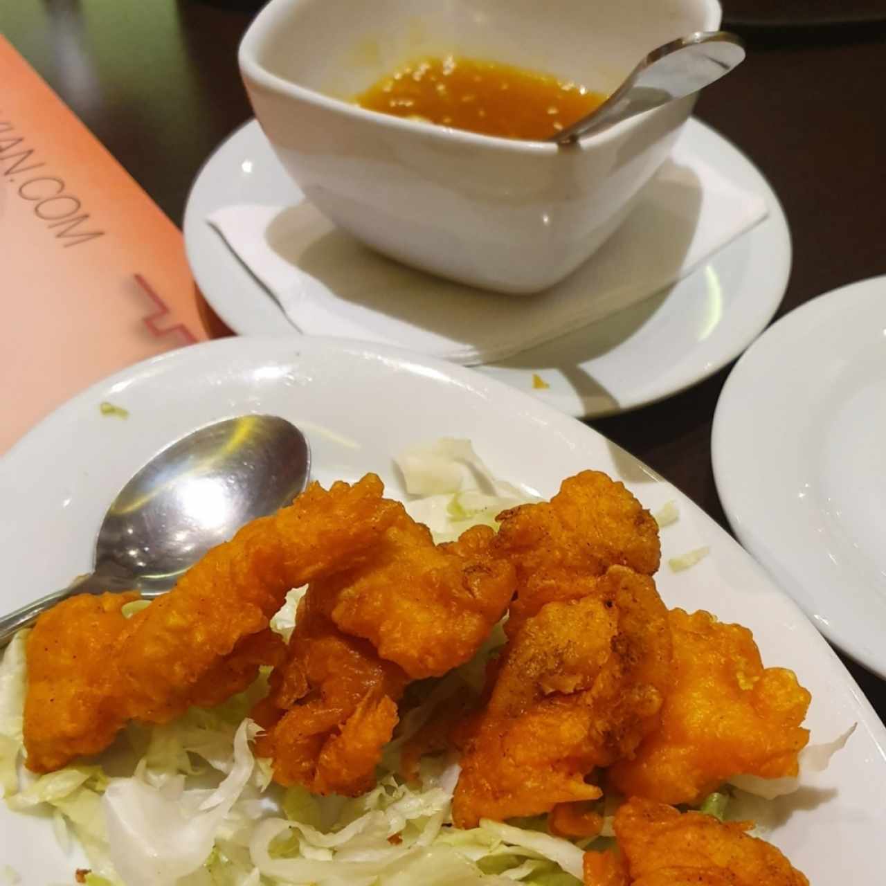 pollo con miel y ajonjolí salsa a parte