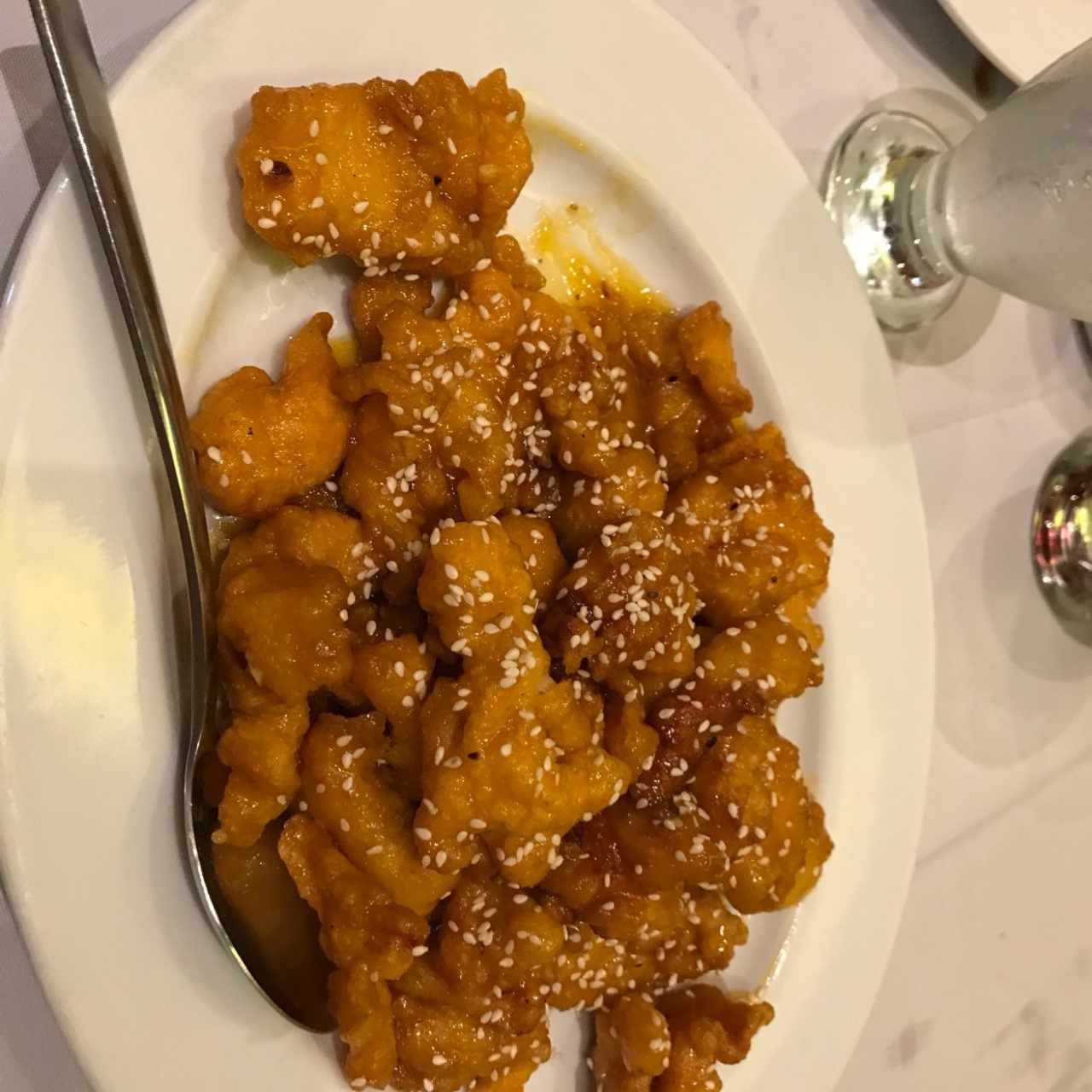Pollo con miel y ajonjolí 