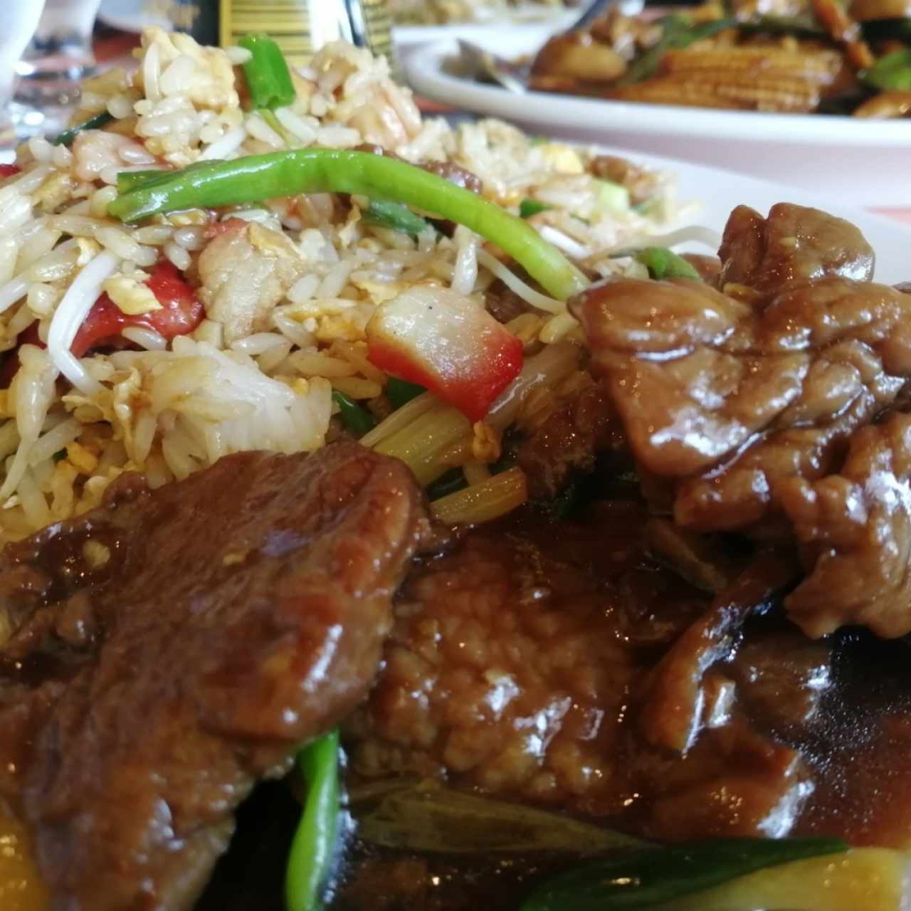 arroz combinación y carne con gengibre y cebollin 