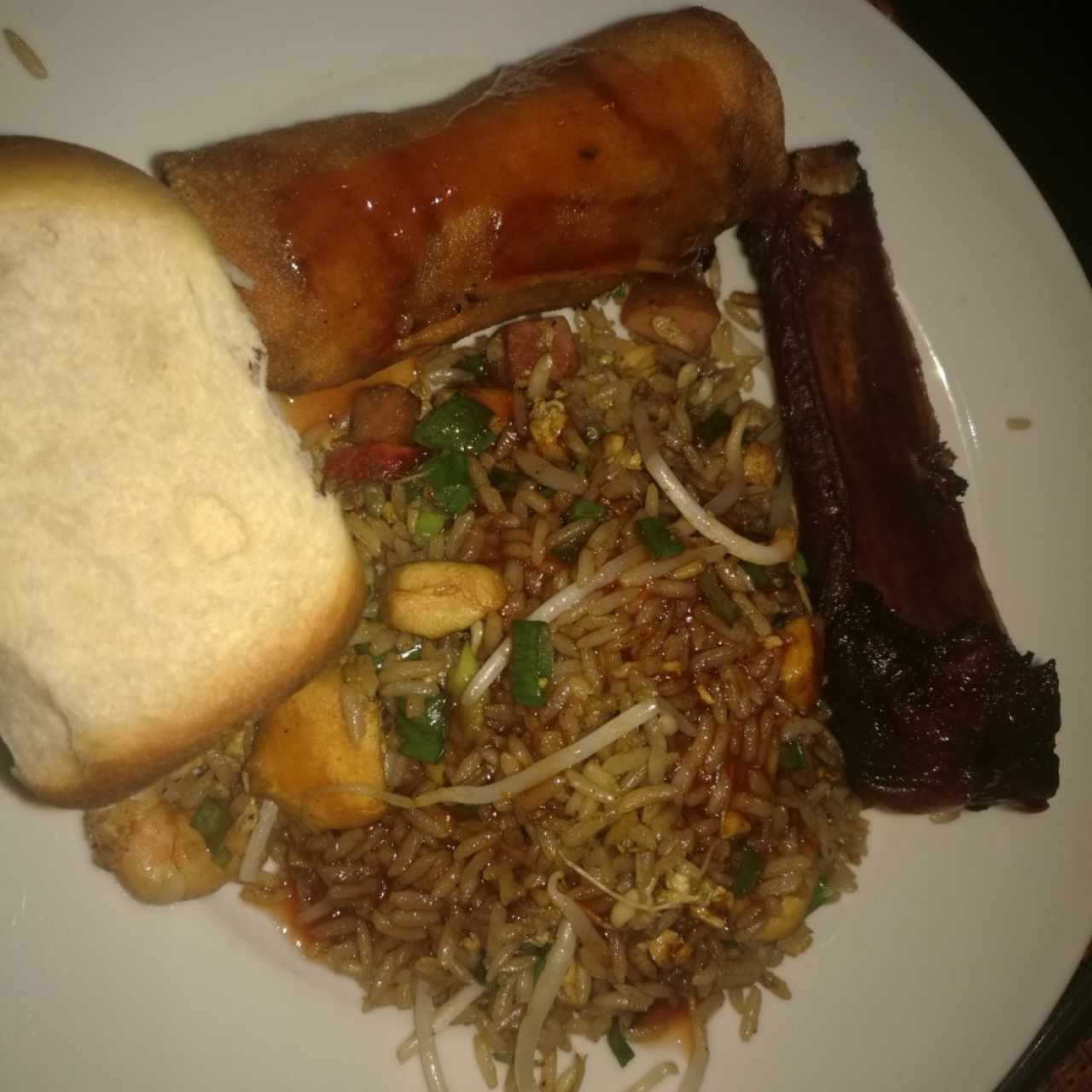 arroz frito, lumpia y costilla y pancito.