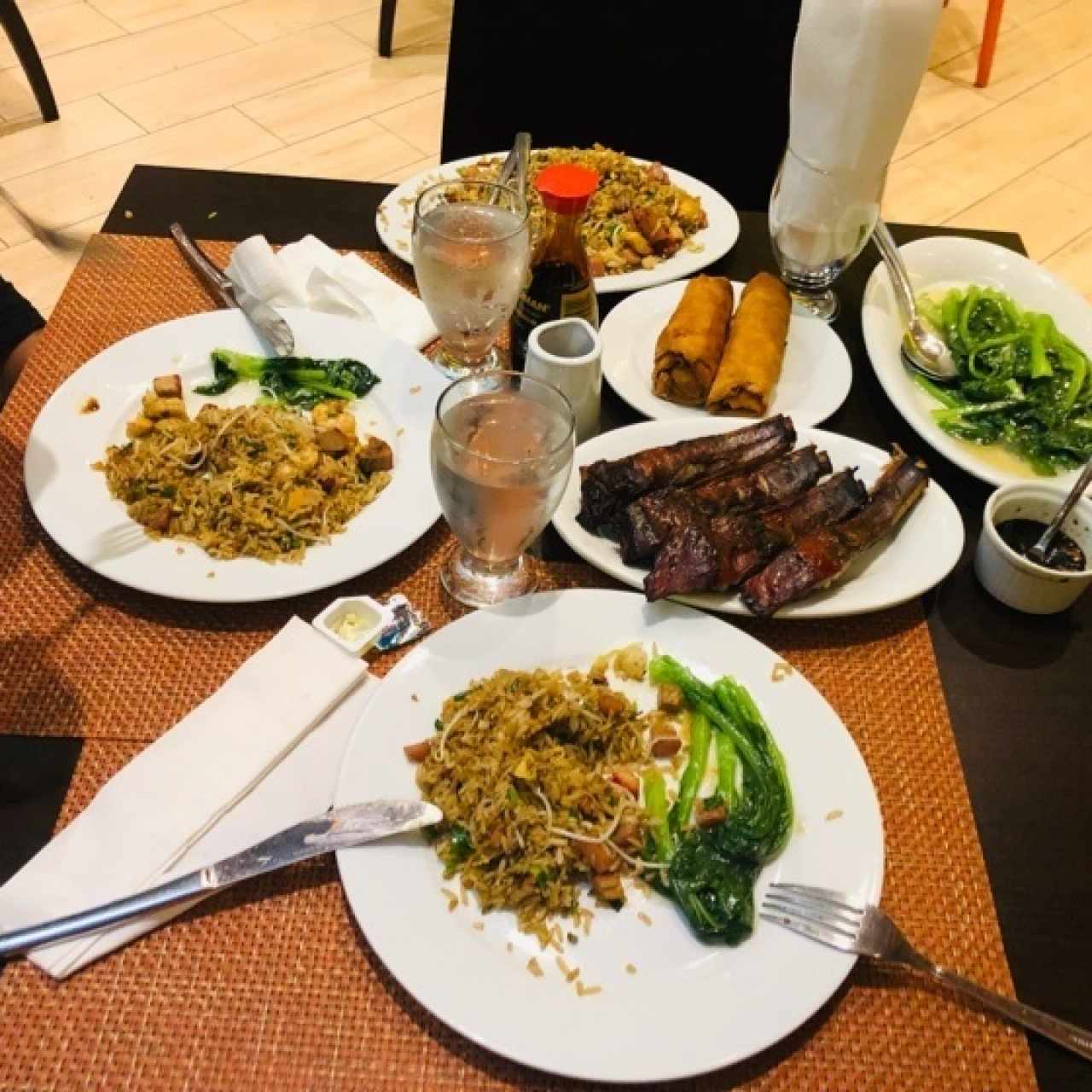 Arroz especial, lumpias, costillas asadas y mostaza china con ajo.
