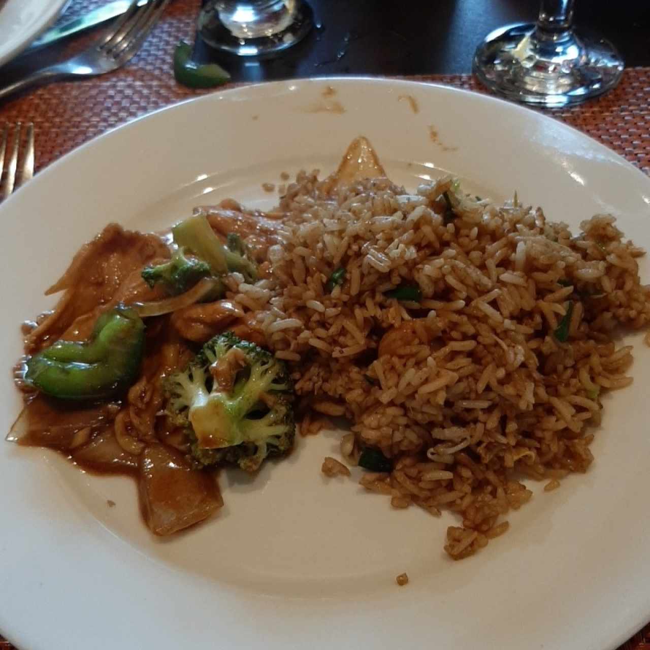 arroz frito con camarones y pollo en vegetales 
