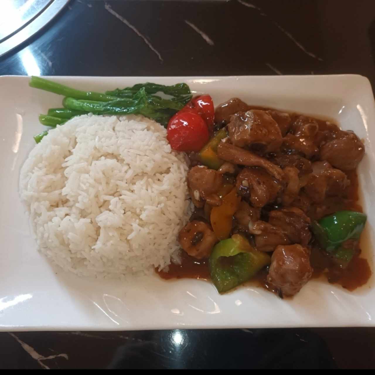 Costillita con frijoles negro y hoja de mostaza