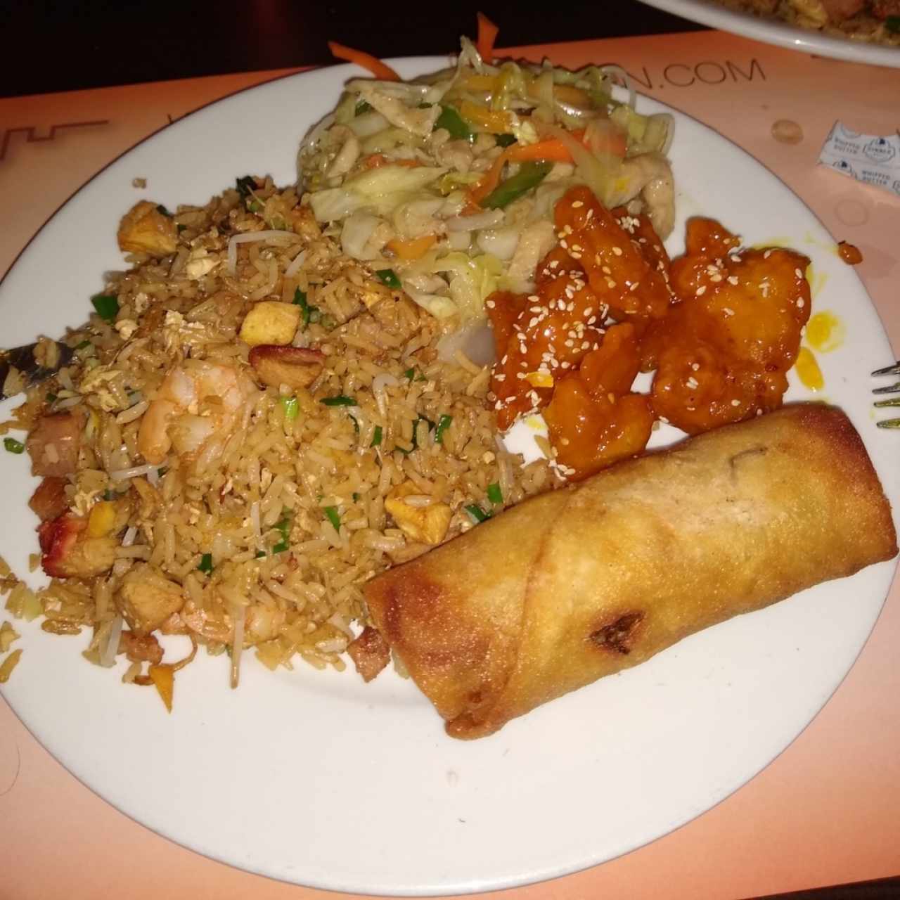 arroz especial, chop suey, lumpia y pollo miel con ajonjolí 