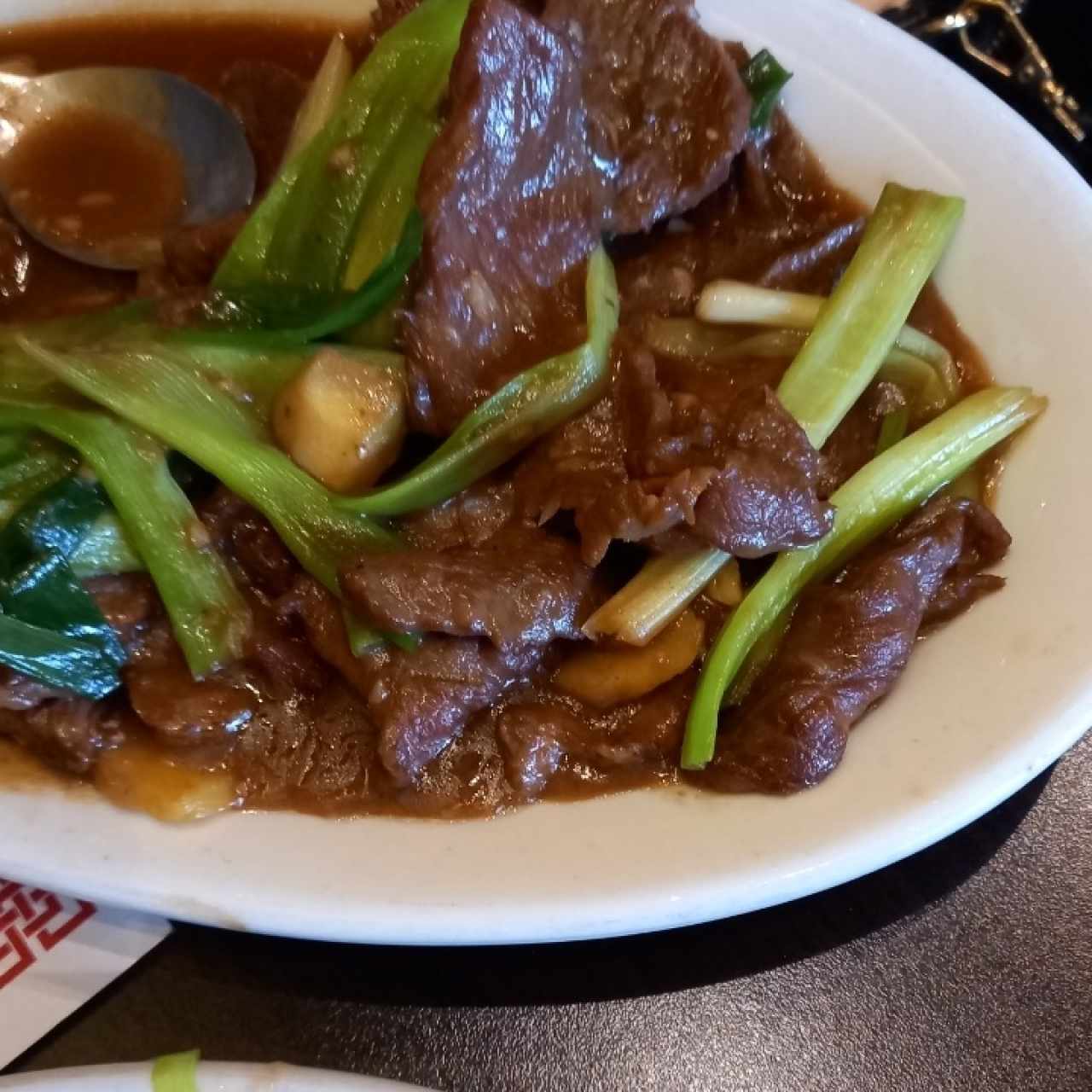 Carne con Jengibre y Cebollín 