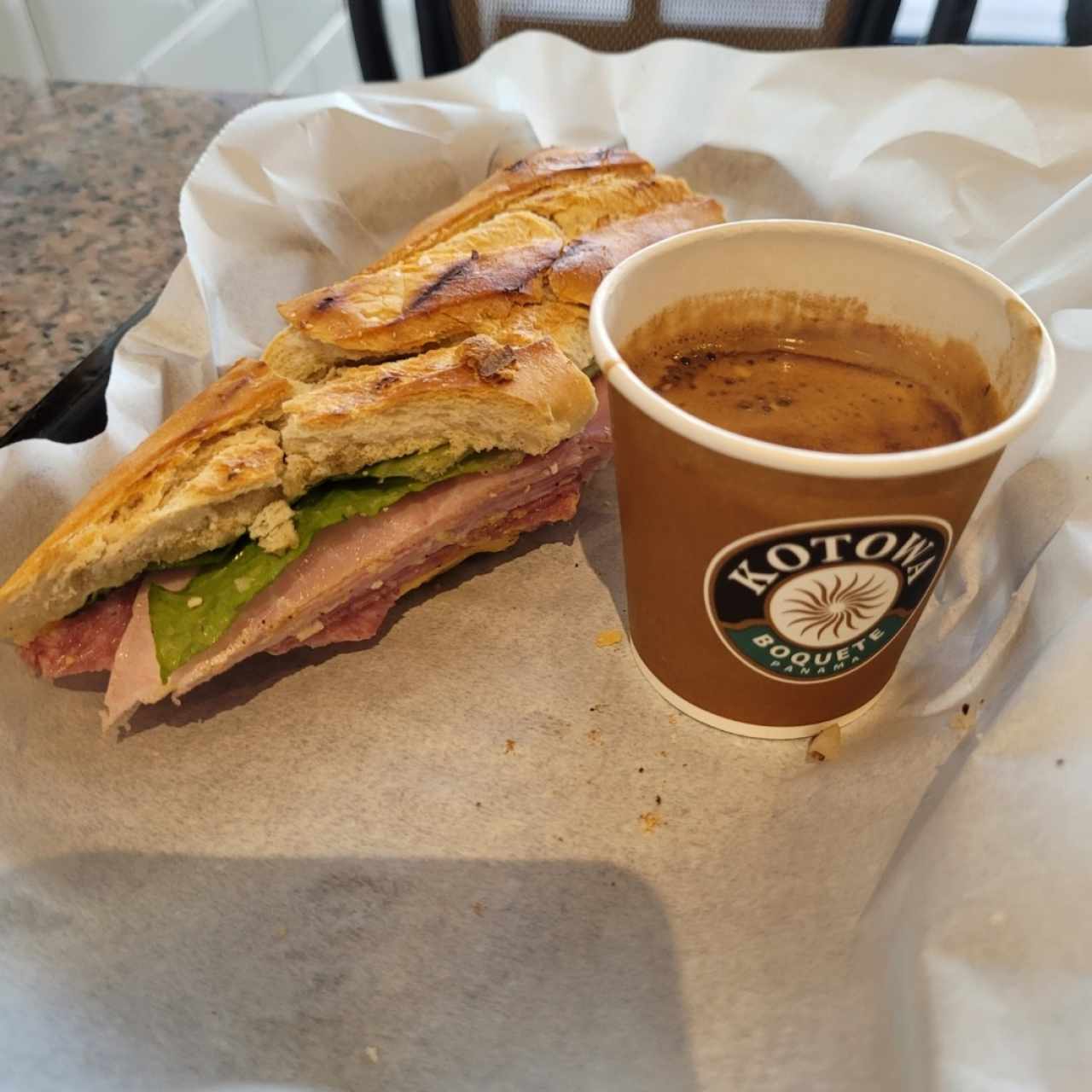 emparedado jamón y cafe