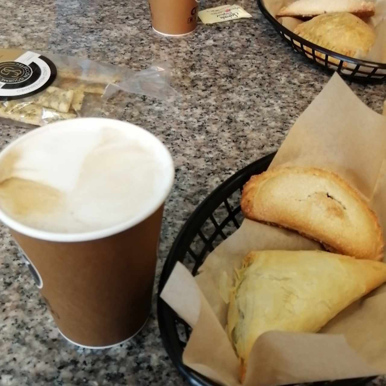 Spnakopita Espinaca y Feta y empanadaita de guayaba con Café 🥰