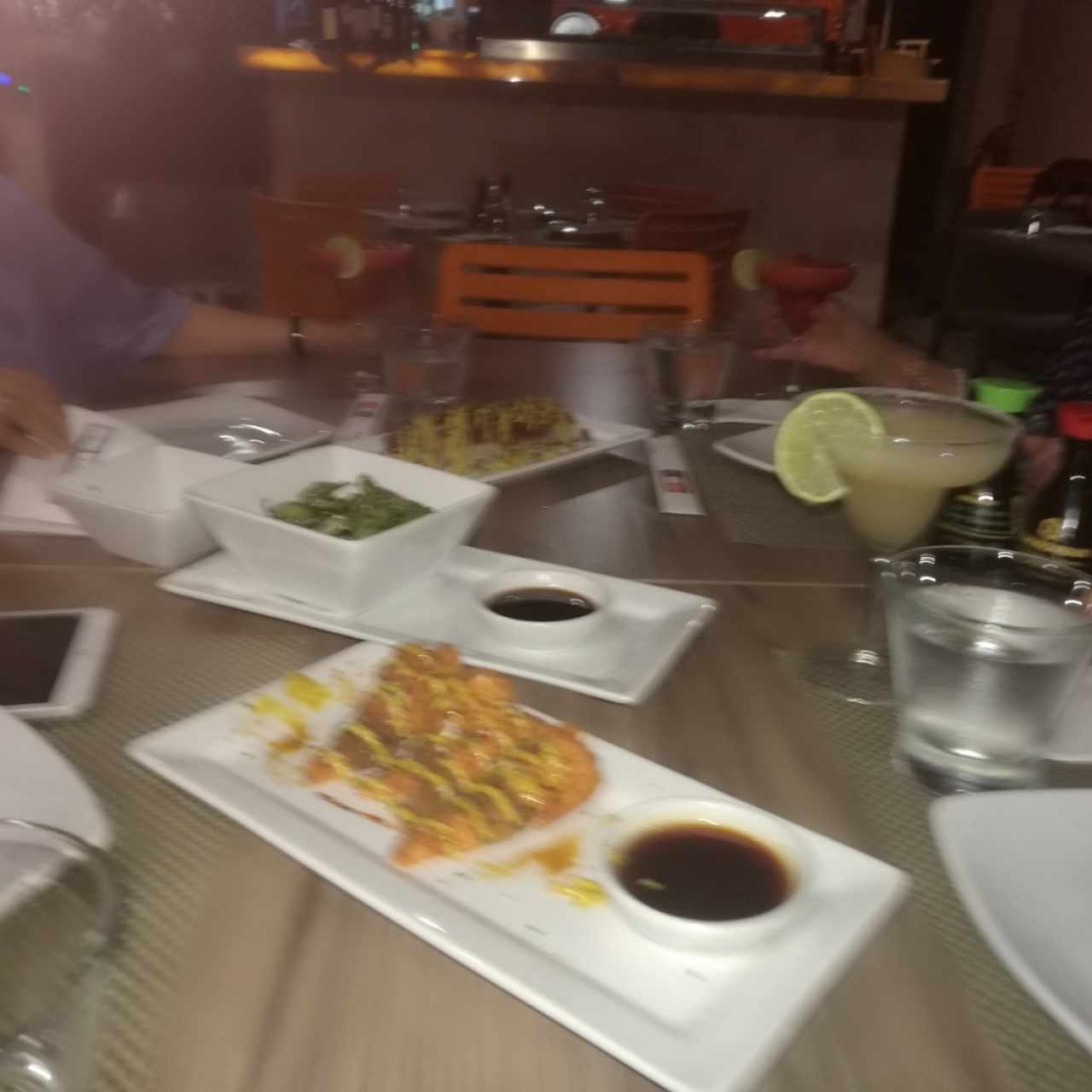 rollos de salmón, atun brazeado, edadame