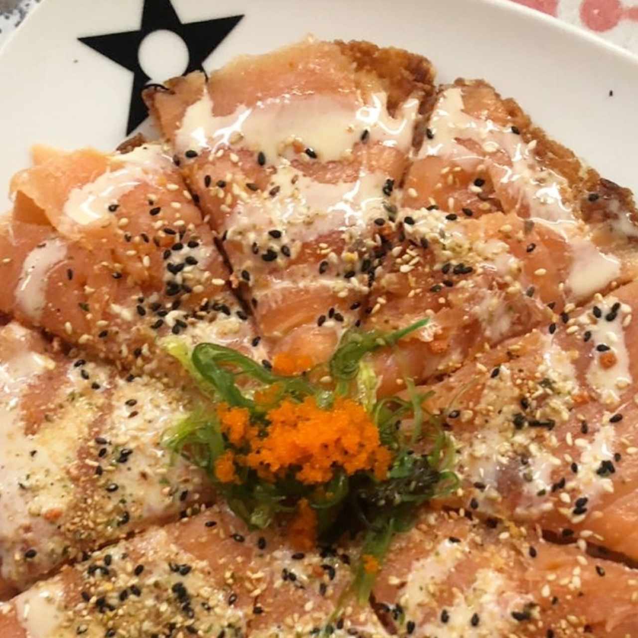 Sushi pizza de salmón