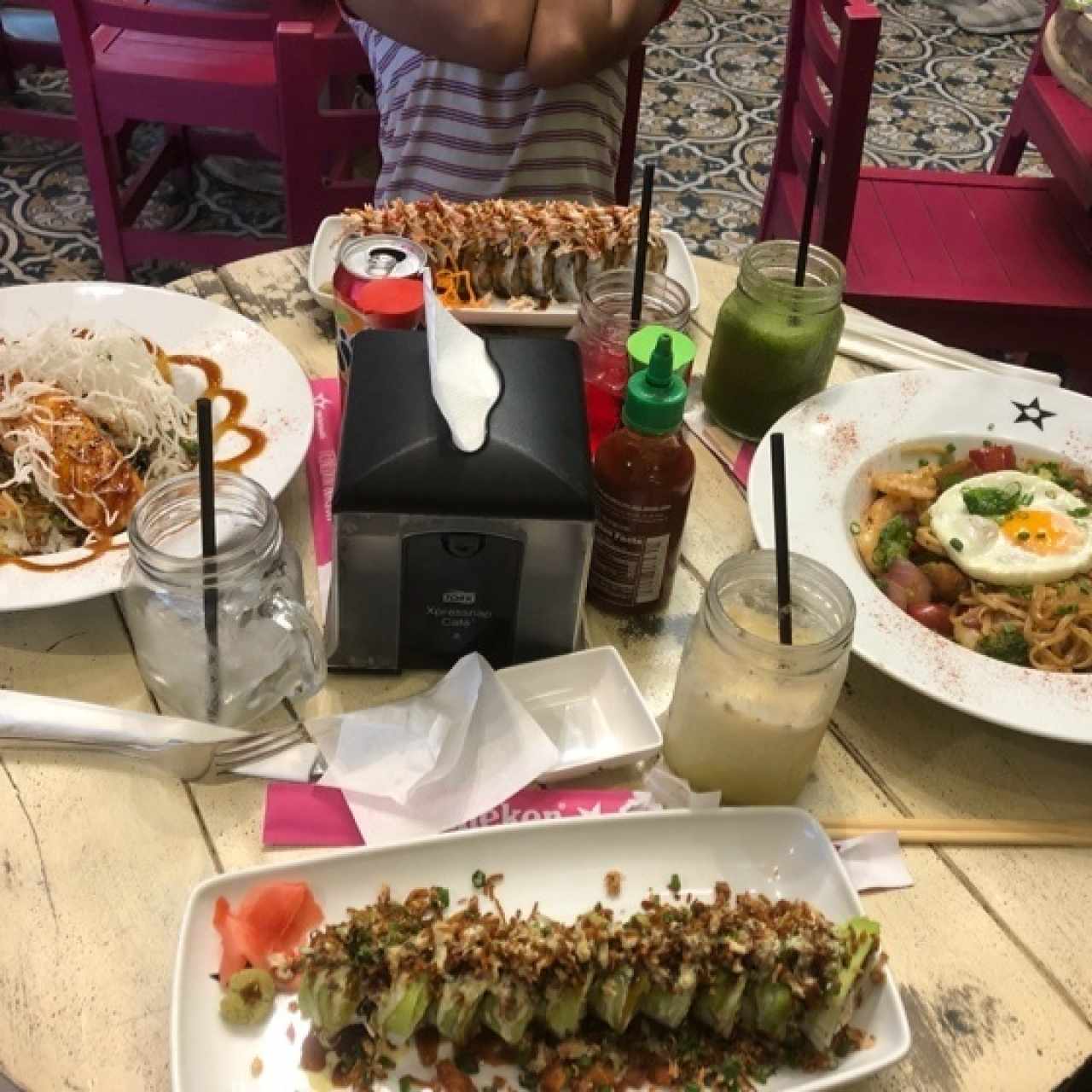 Teriyaki de filete de salmón, Rolls y Pad Kee Mao