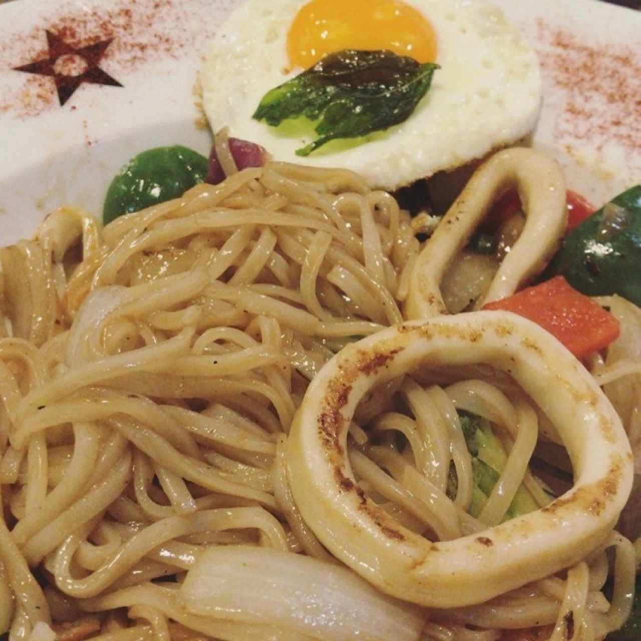 pad thai de mariscos con vegetales