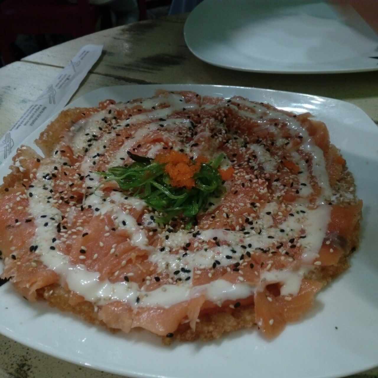 Sushi pizza de salmón