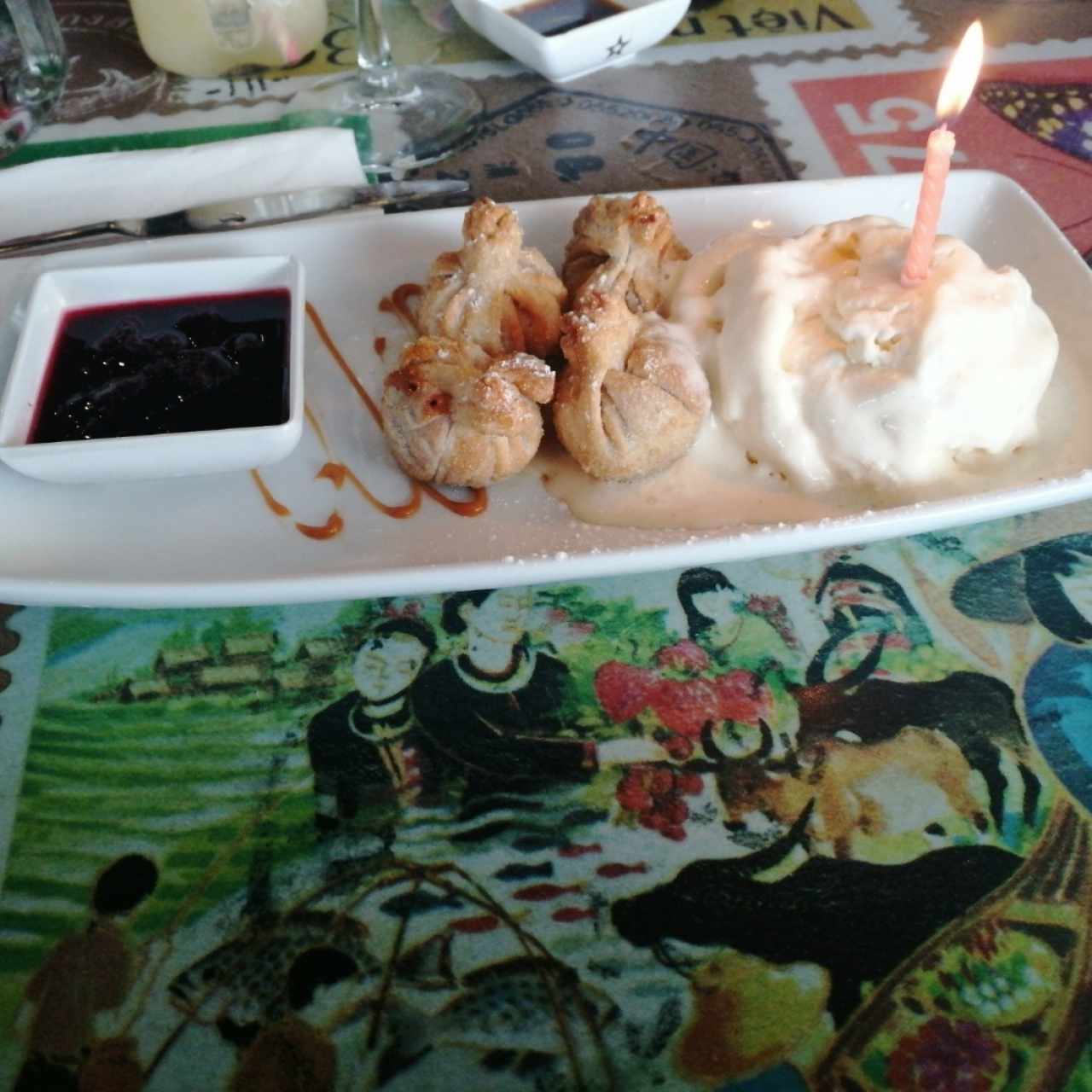 wonton de queso y dulce de leche con helado