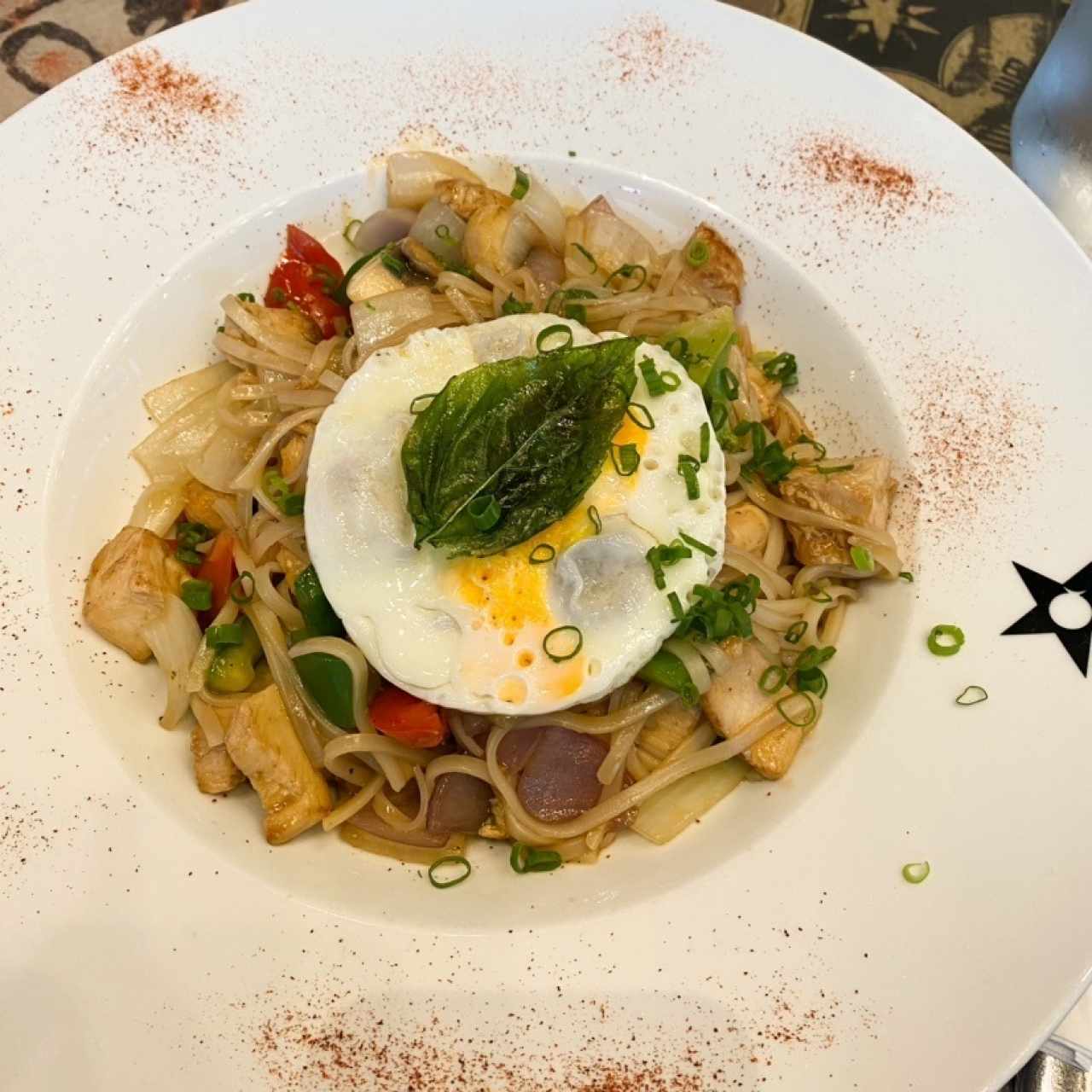 Pad Kee Mao de Pollo