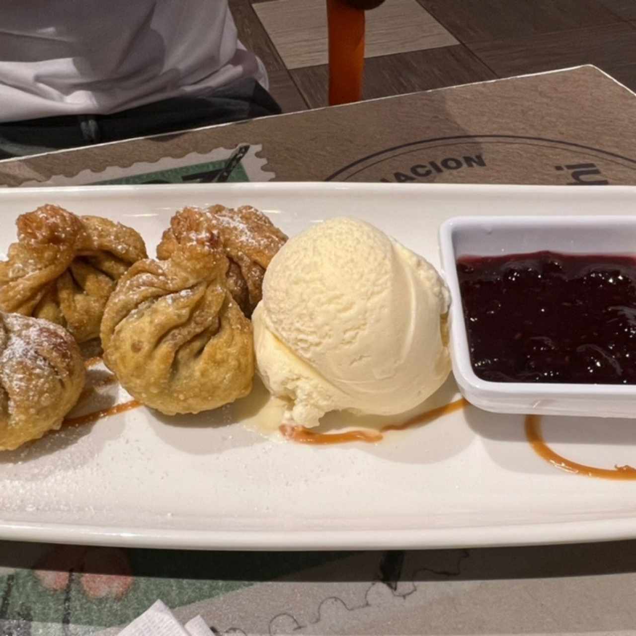 Wanton de Queso y Dulce de Leche con Helado