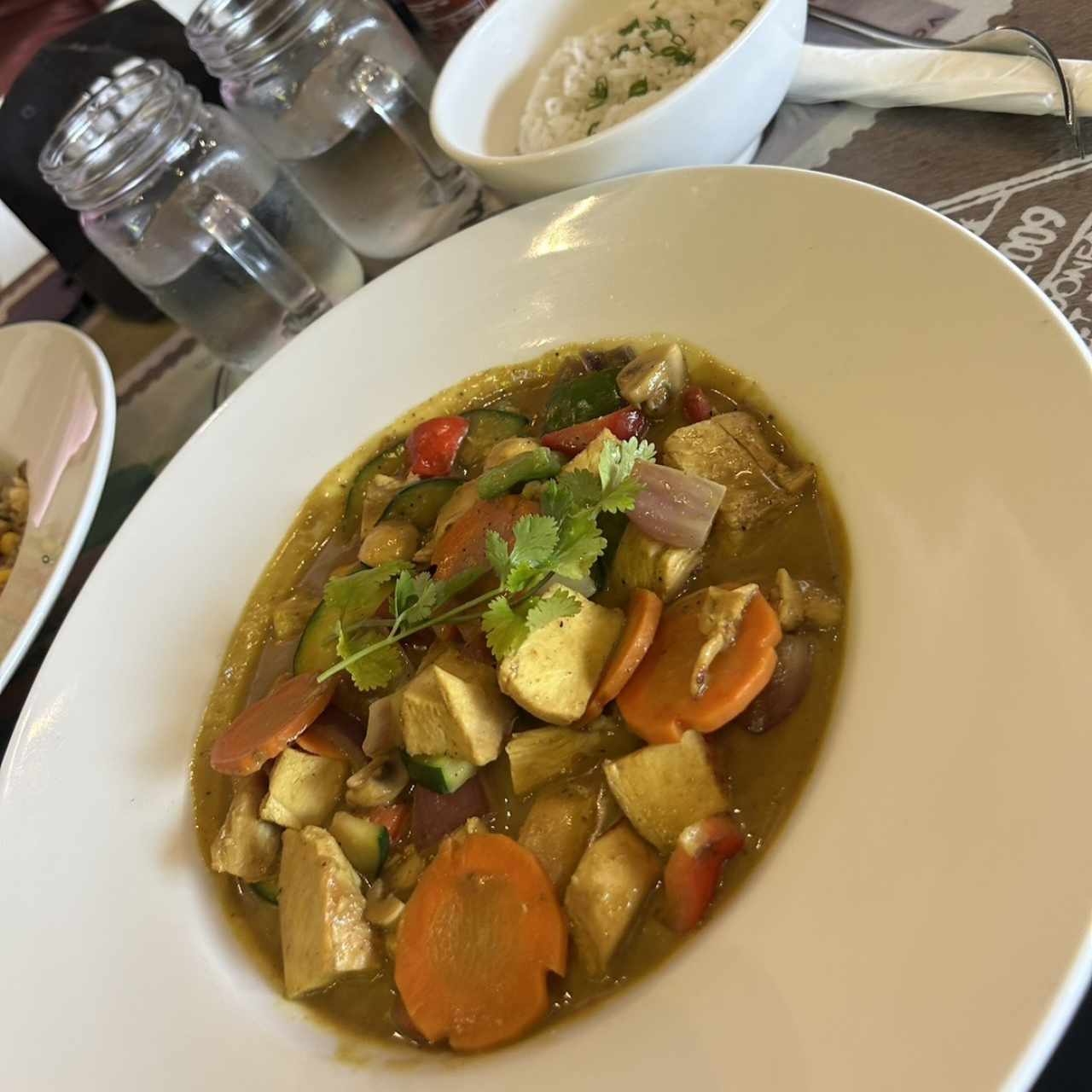 Poke de Pollo al Curry