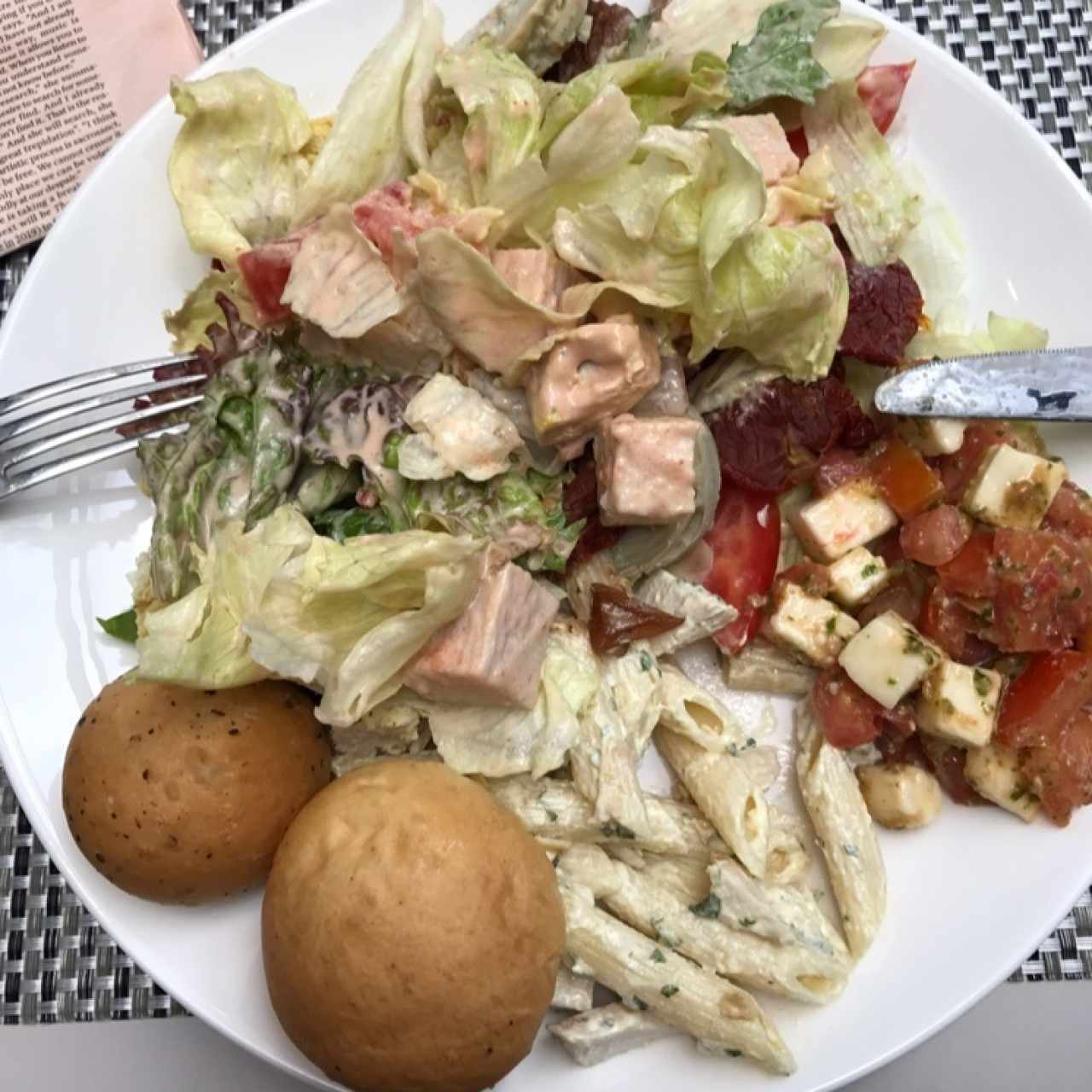 Ensalada saludable en la nueva buffet de ensalada y sushi en Aurum