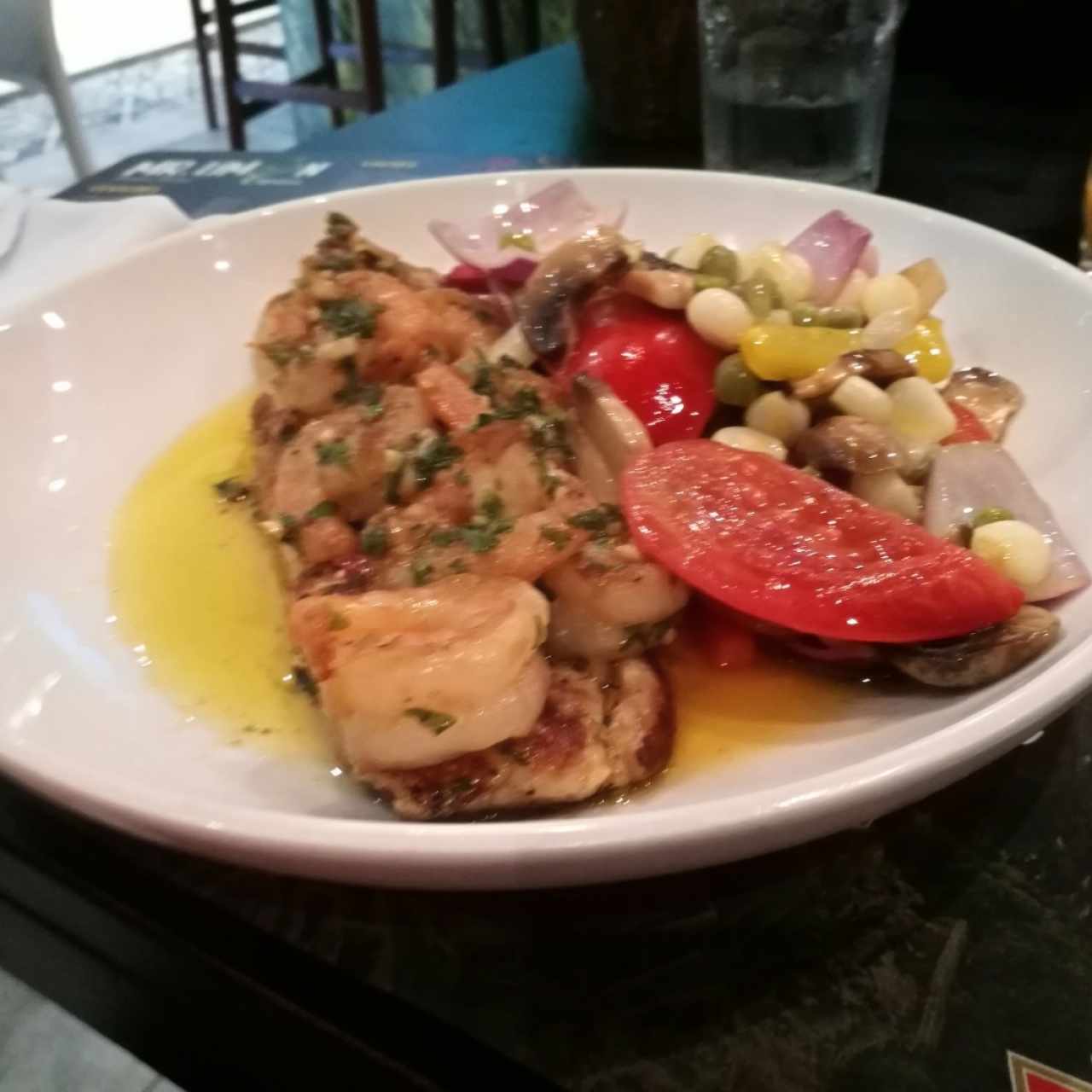 corvina con camarones al ajillo con vegetales salteados