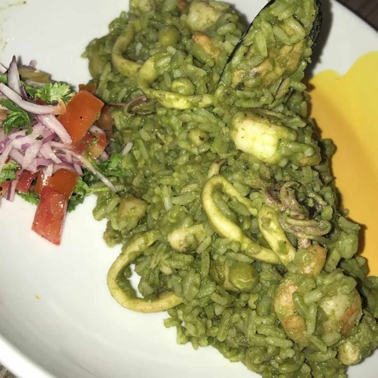 arroz con mariscos y cilantro 