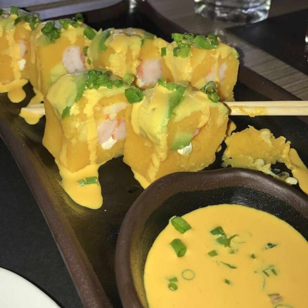 causa maki de camaron (papas, aji amarillo, camarom, aguacate)