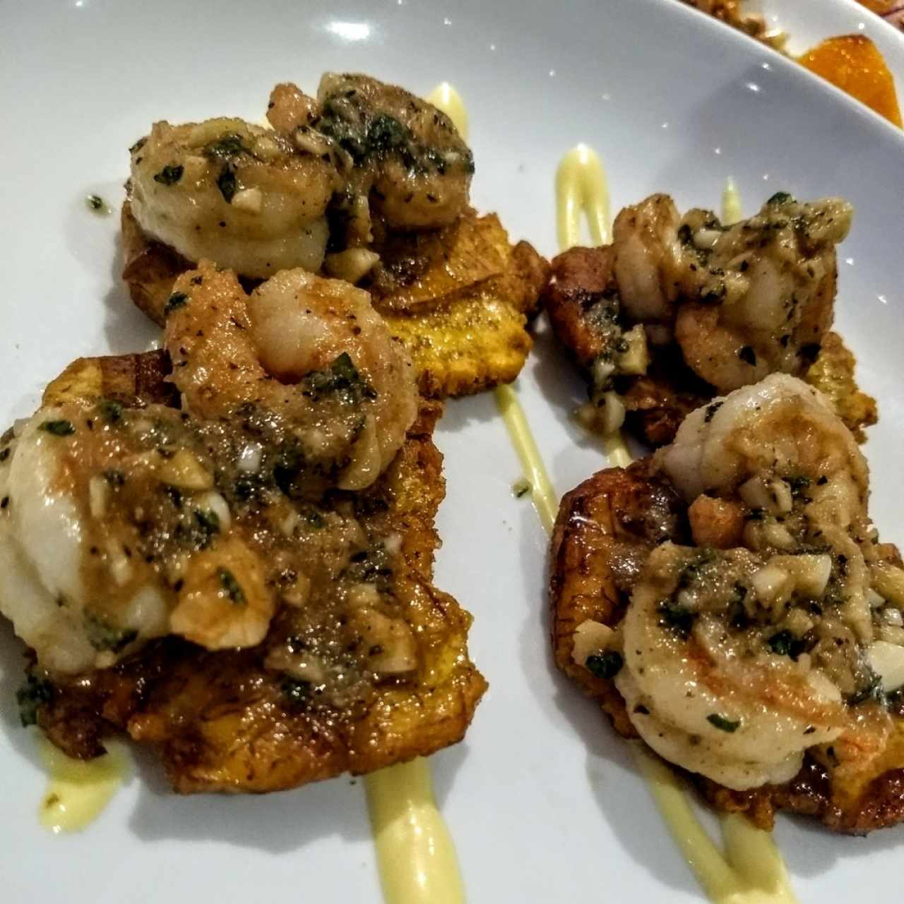 Patacones con Camarones al Ajillo