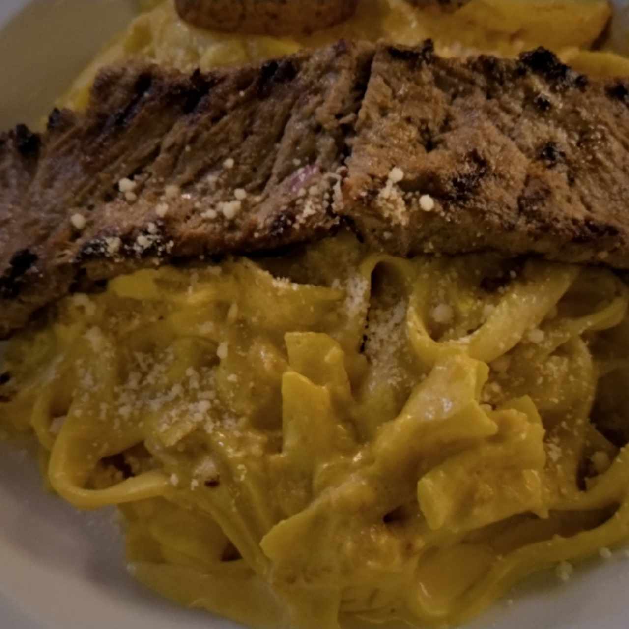 Fetuccini con res a la plancha 