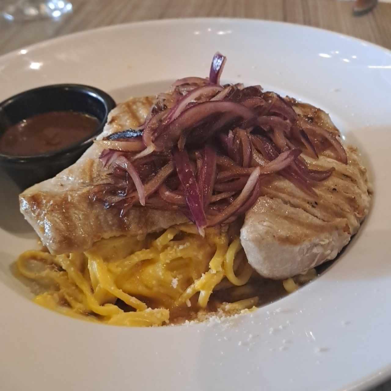 Atún con pasta huancaina