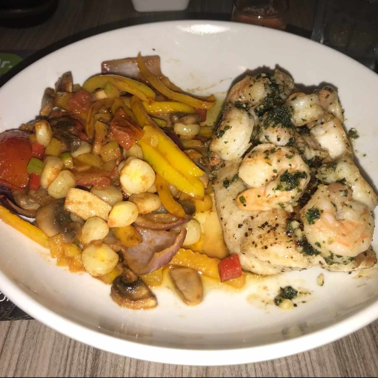 corvina con camarones al ajillo y vegetales salteados