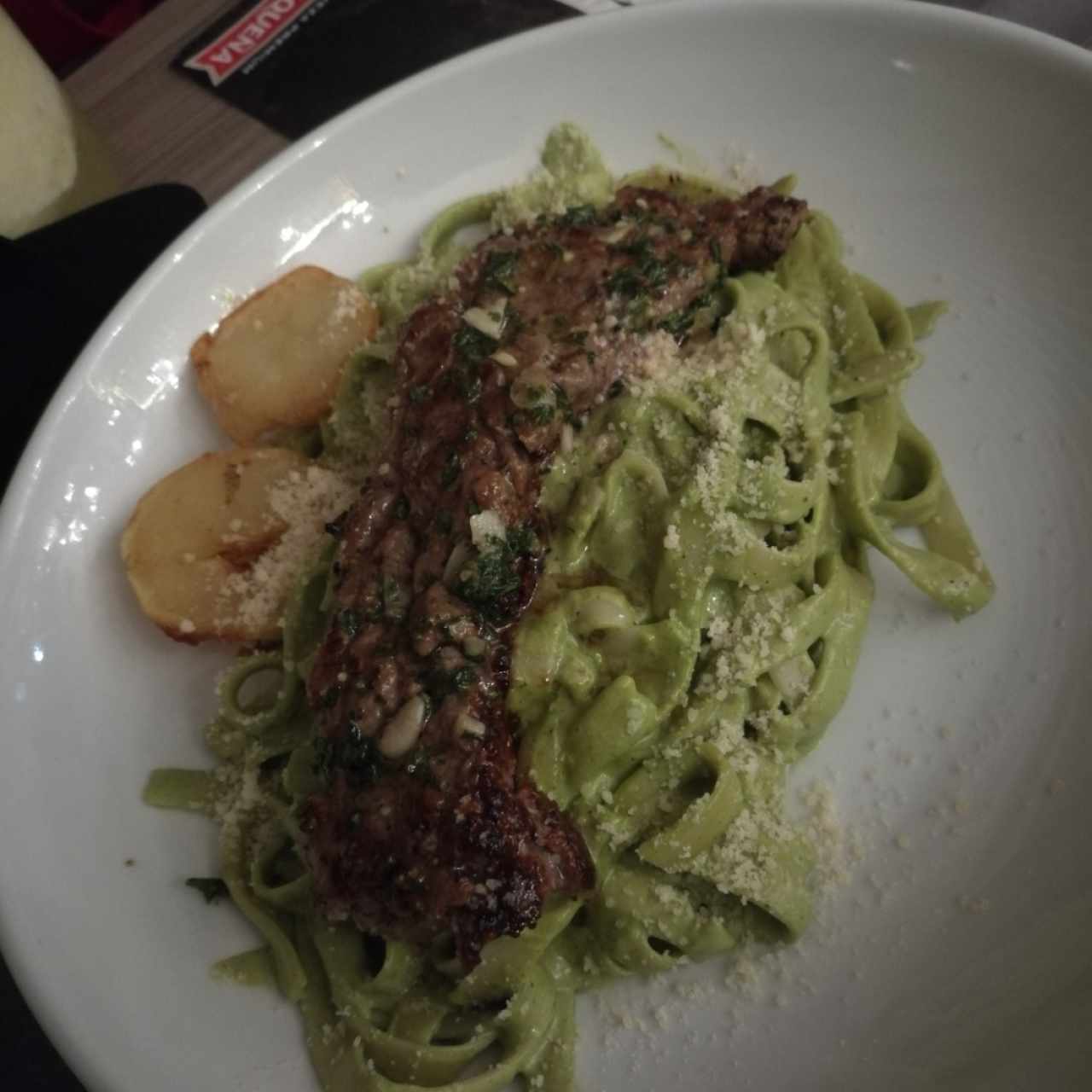 pasta verde con churrasco
