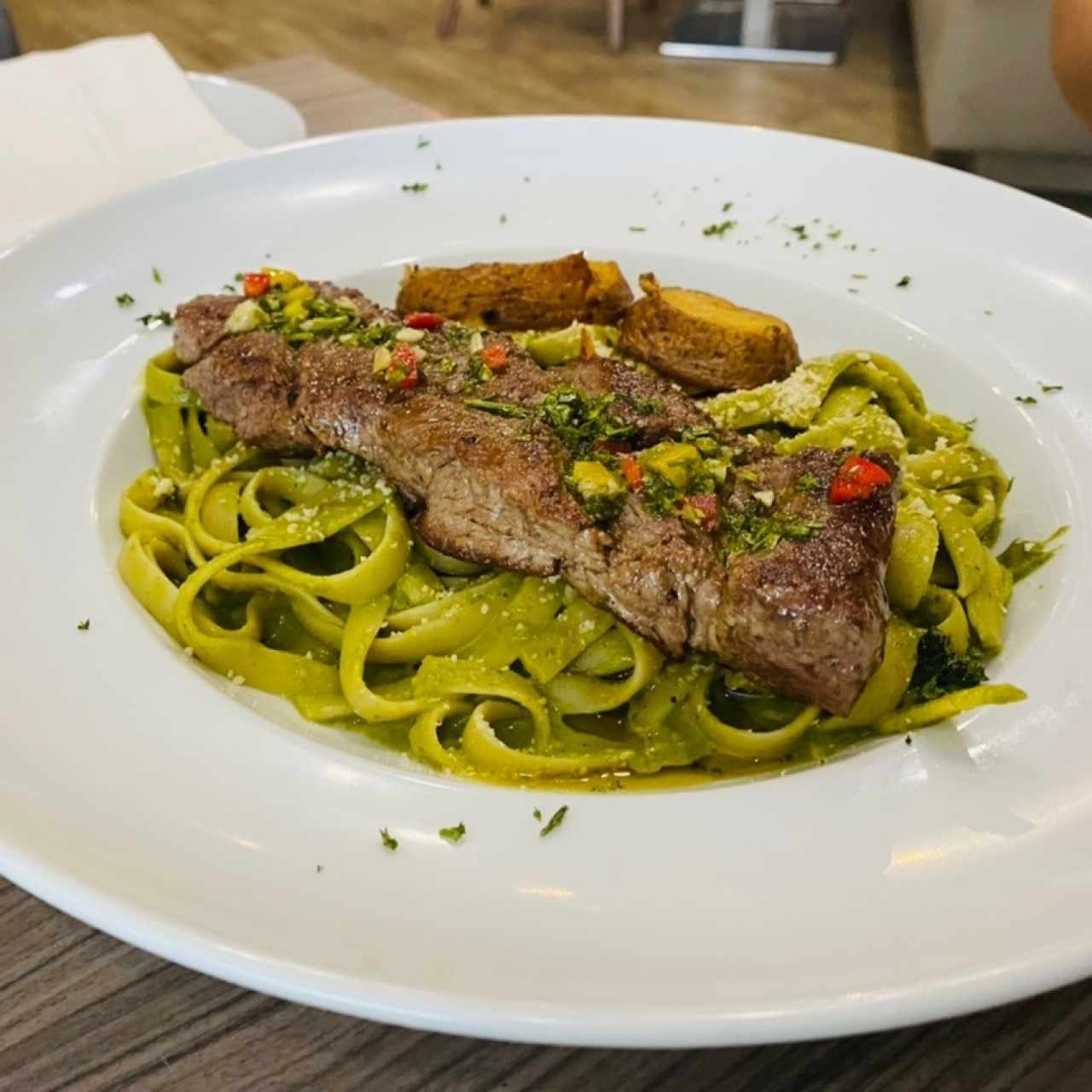 Tallarín Verde con Churrasco