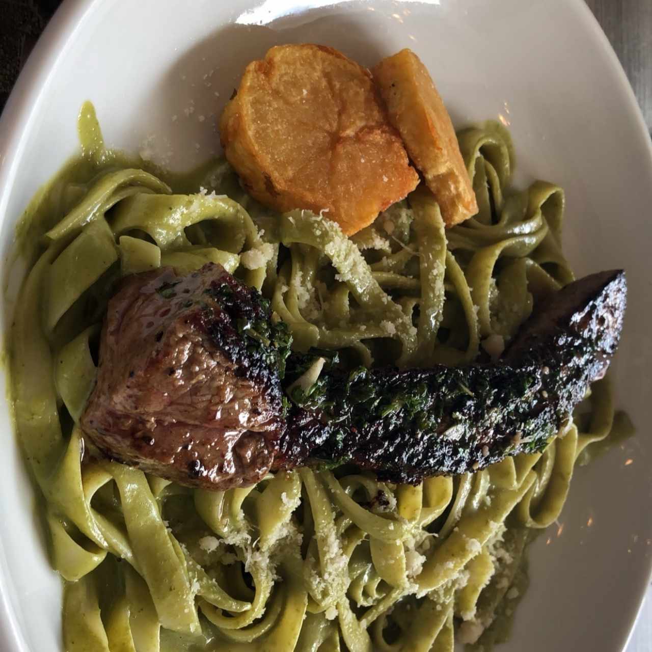 linguini en salsa verde con churrasco