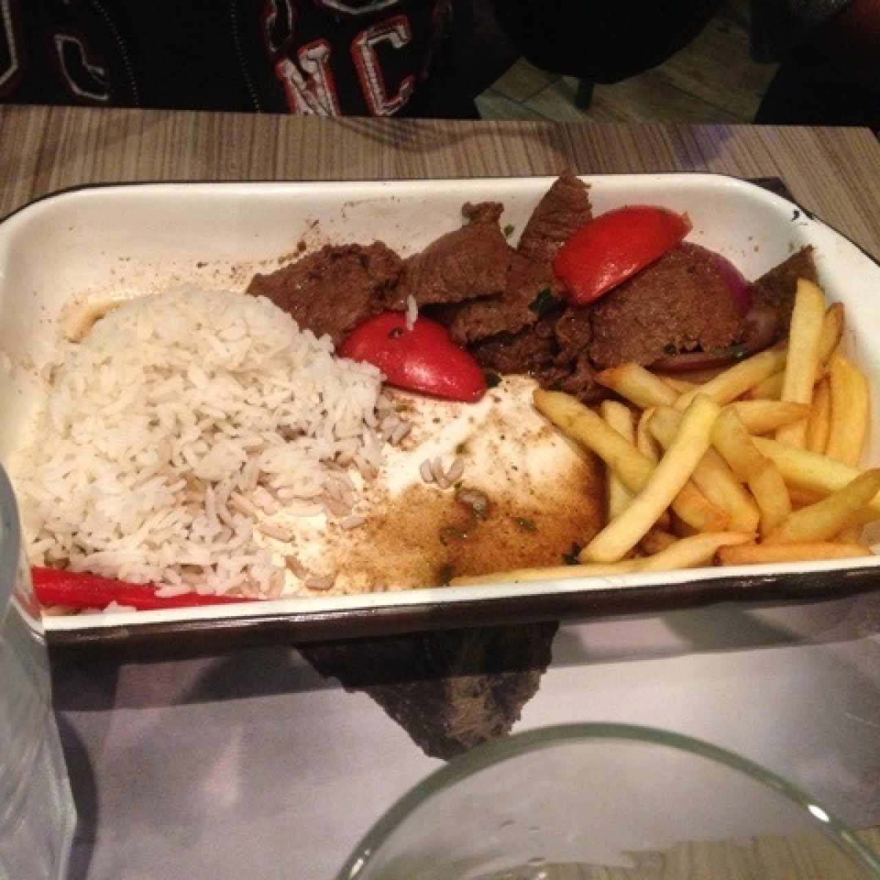 ternera salteada sobre papas 