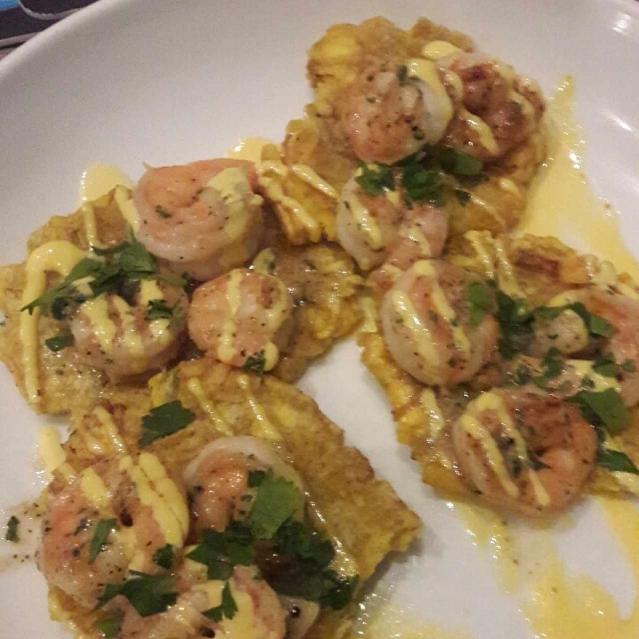 patacones con camarones al ajillo 