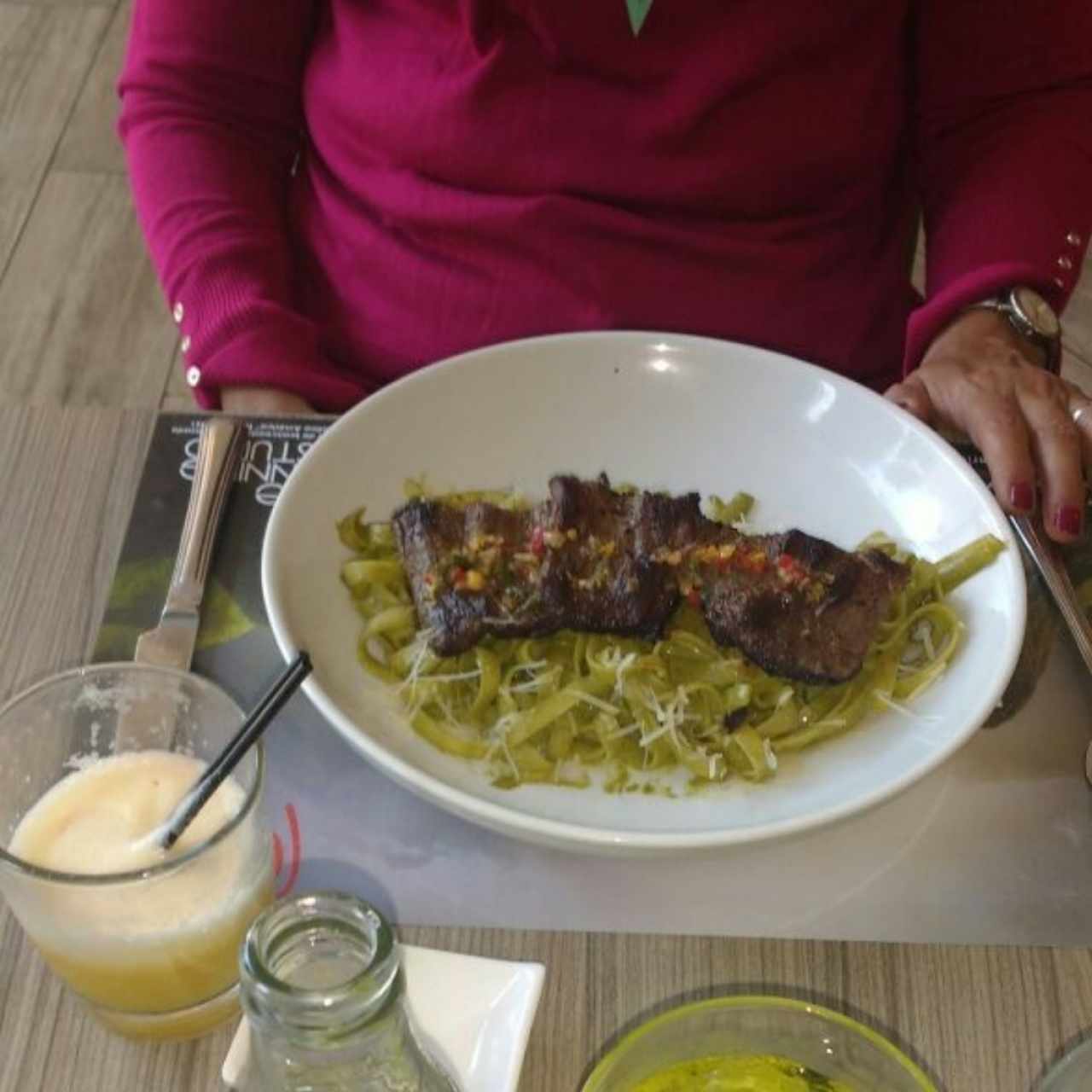 Tallarines verdes con churrasco