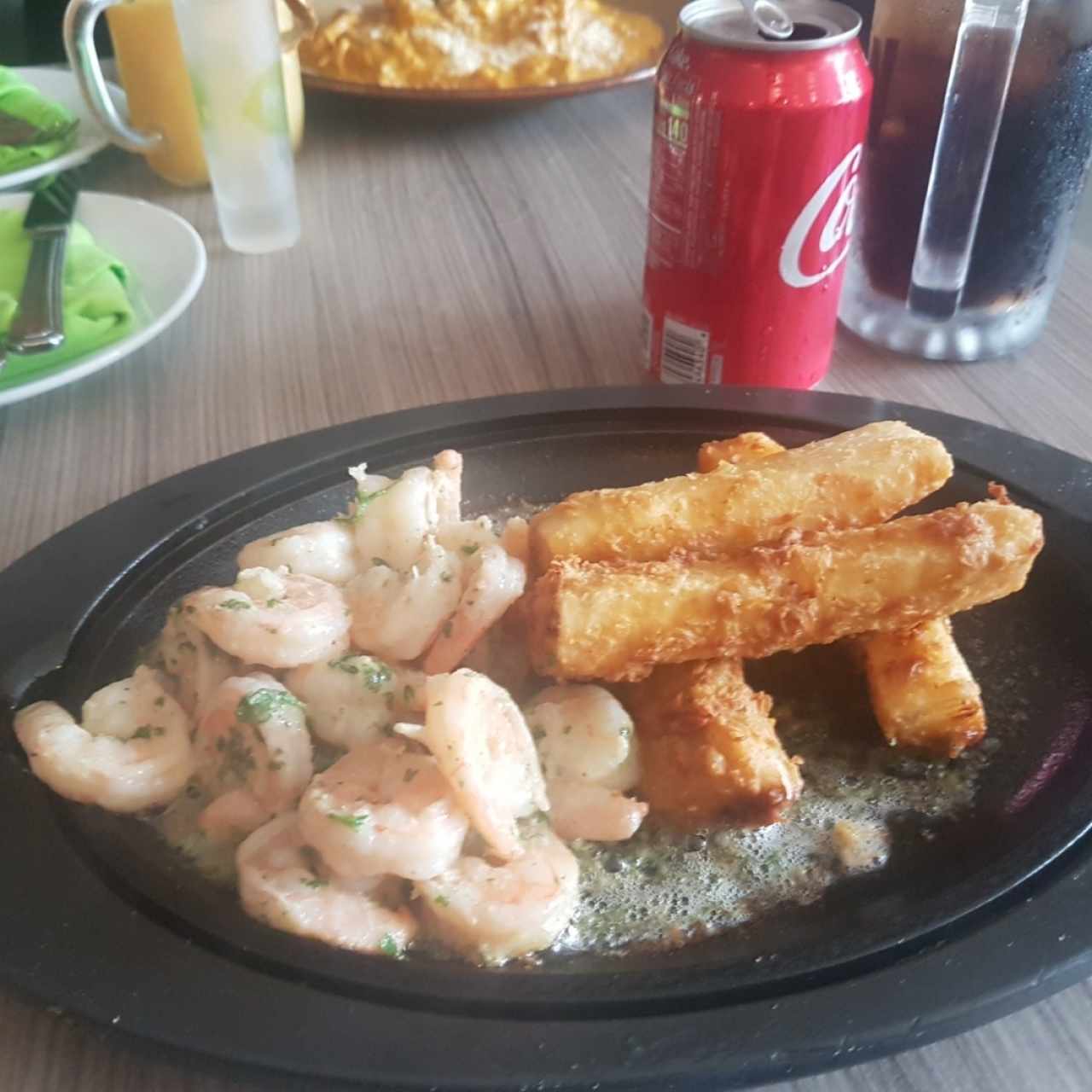 Camarones al Ajillo con Yuca