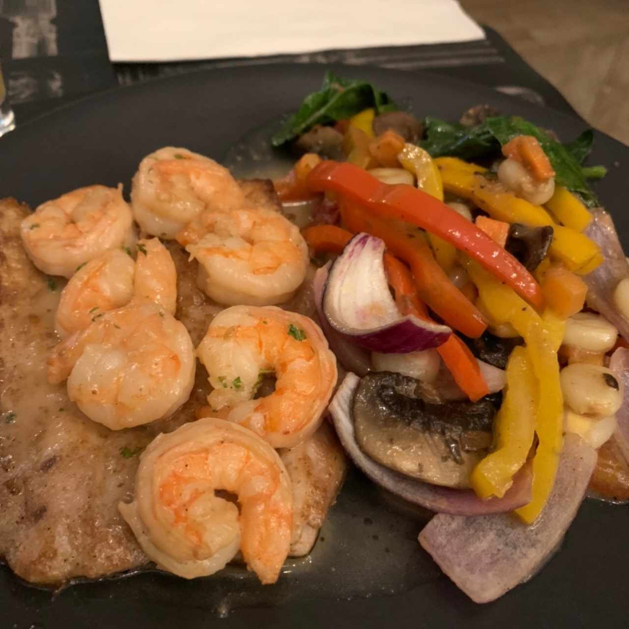 covina con camarones y vegetales salteados