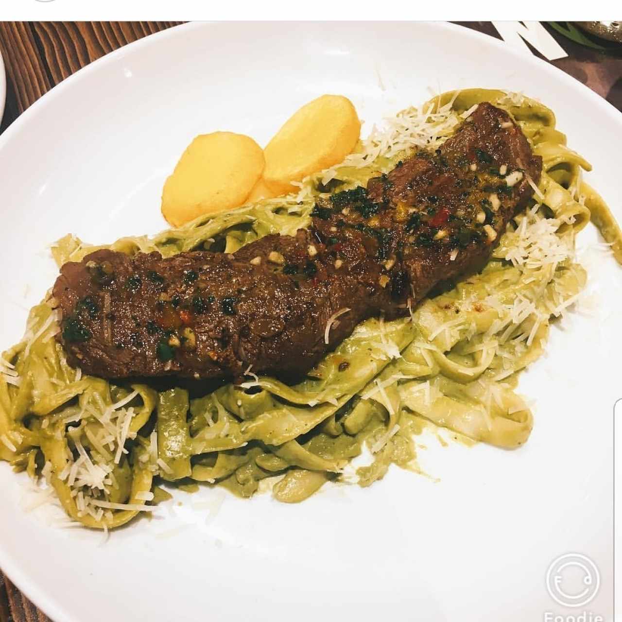 tallarines verdes con churrasco