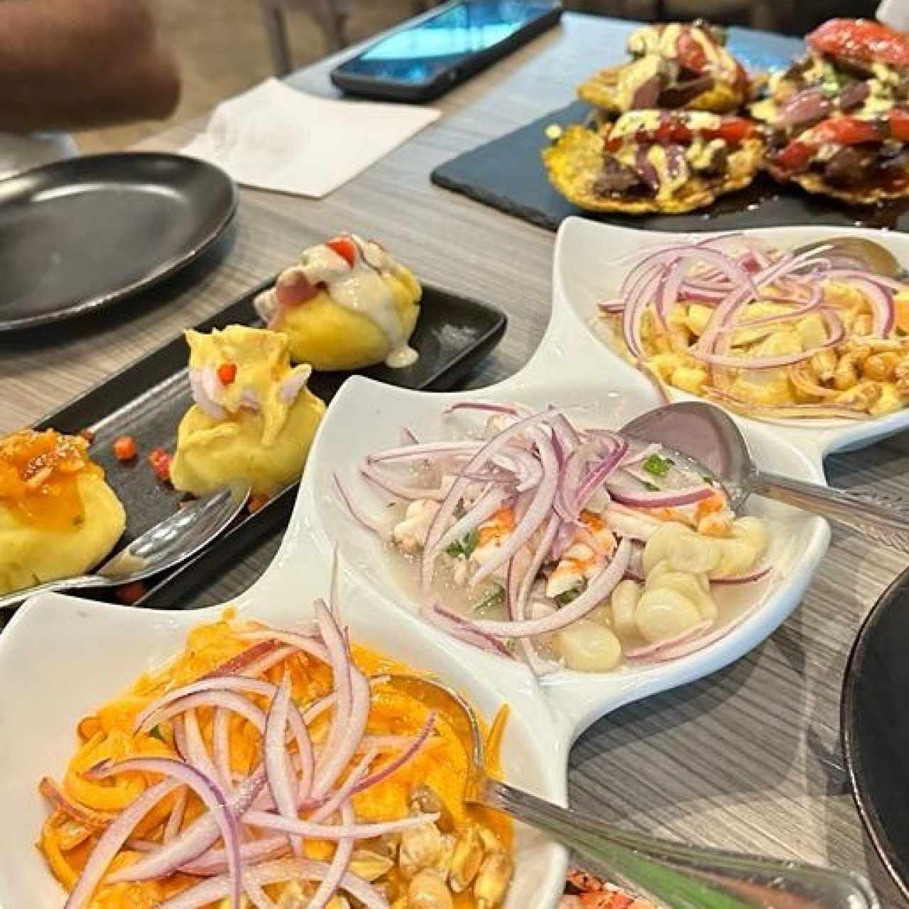 Ceviches Degustacion + Trio deo Causas + Patacones de Lomo Salteado