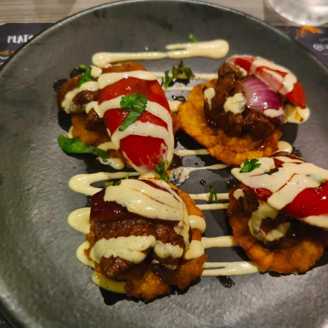 patacones de lomo salteado, la carne en buen punto y el salteado fenomenal. Los patacones un poco duros para mi gusto