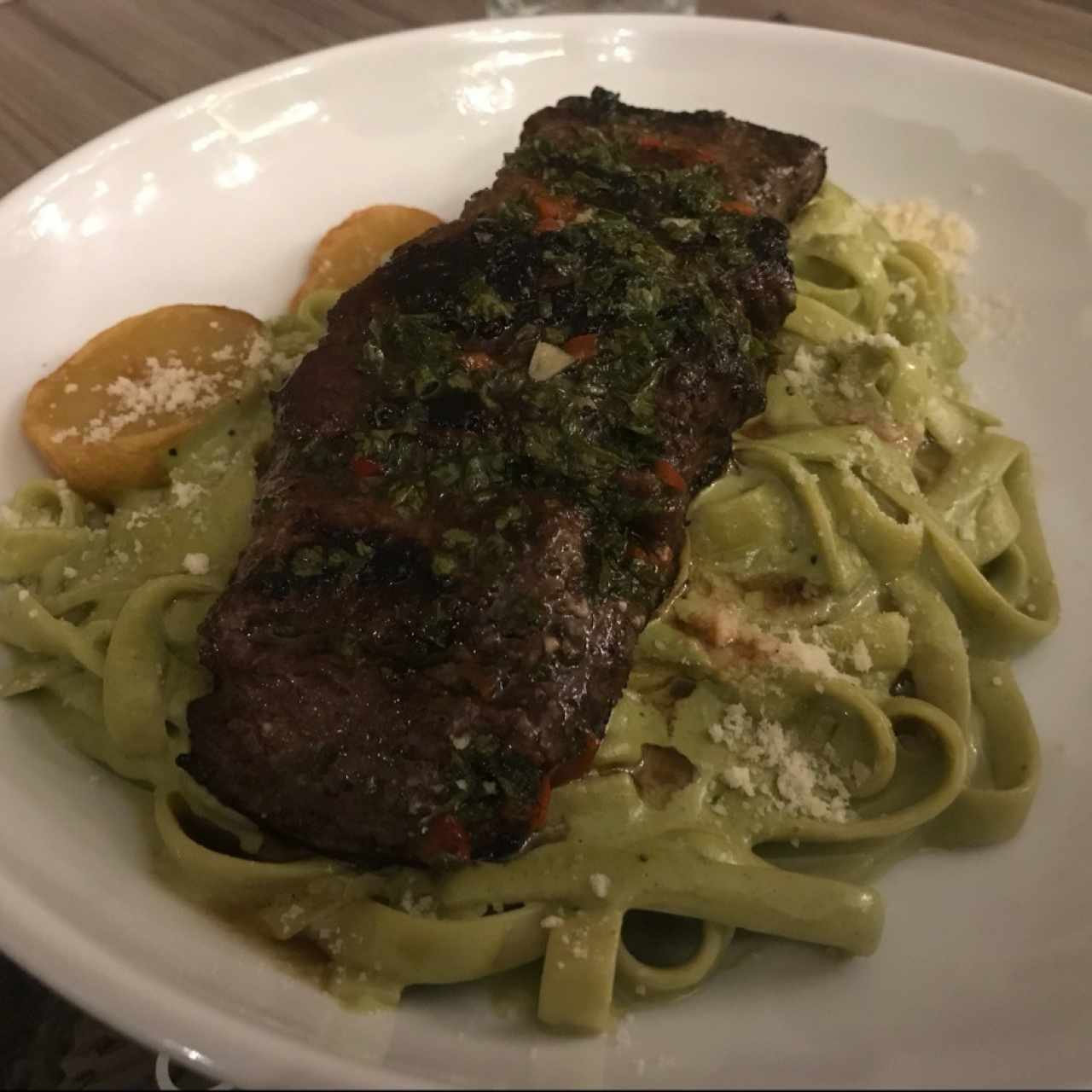 Tallarines en salsa de Albahaca con churrasco