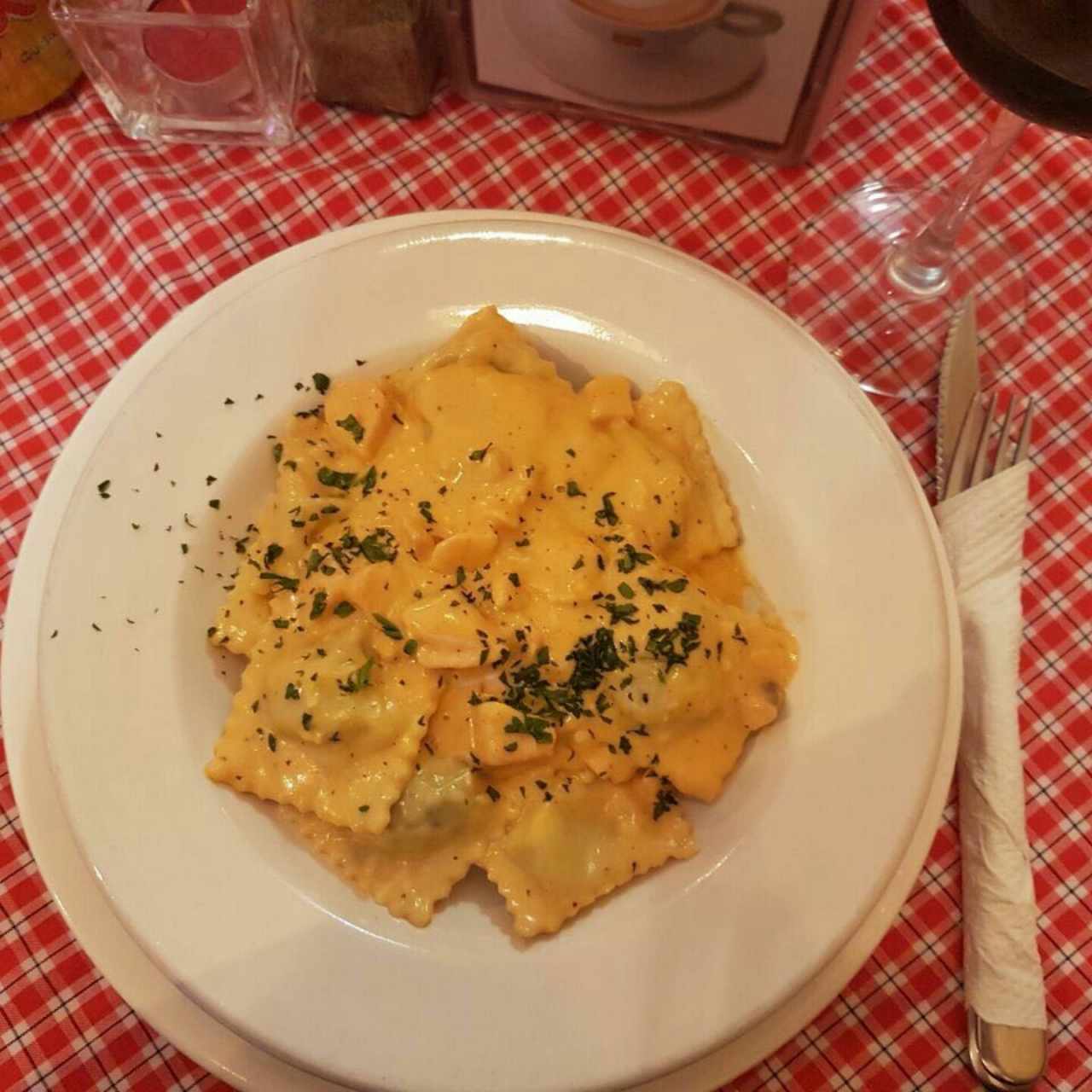 raviolis en crema de salmon