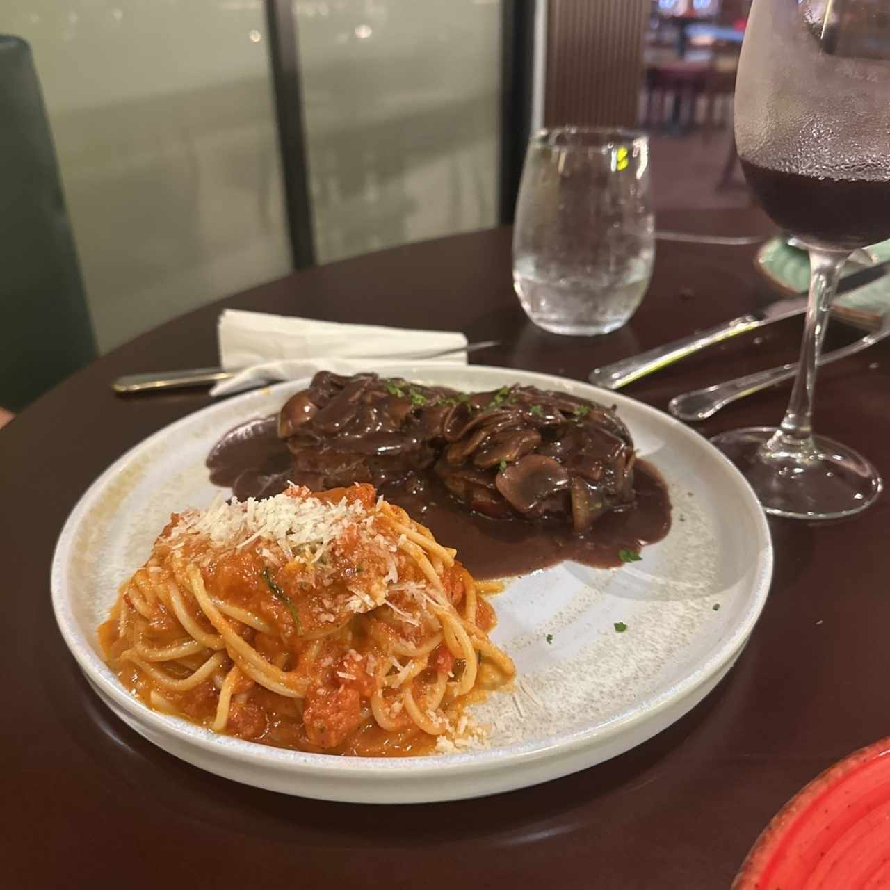 Filete de res envuelto en bacon en salsa de vino tinto con hongos