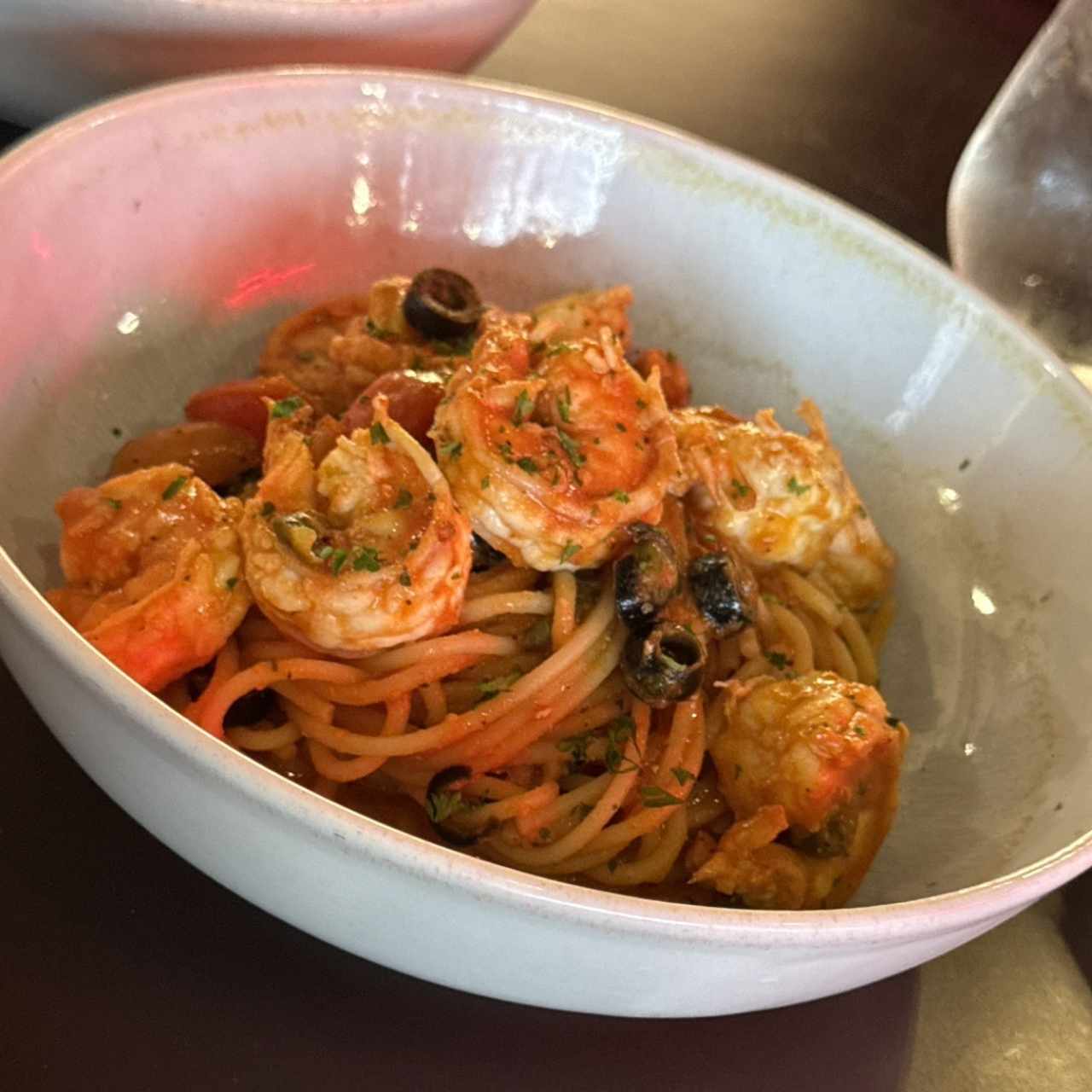 Spaguetti putanesca con camarones