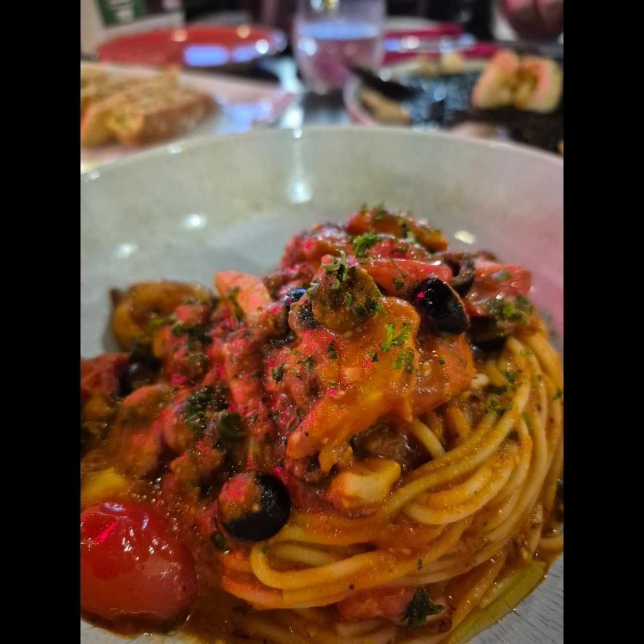 Pasta a la Luciana (pulpo, aceitunas, alcaparras, vino blanco)