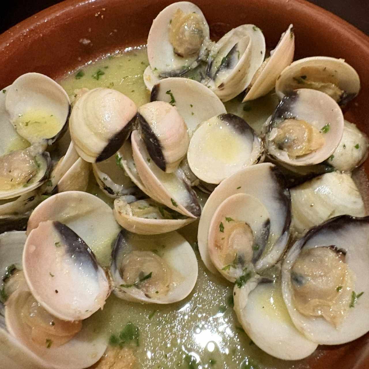 Almejas al ajillo