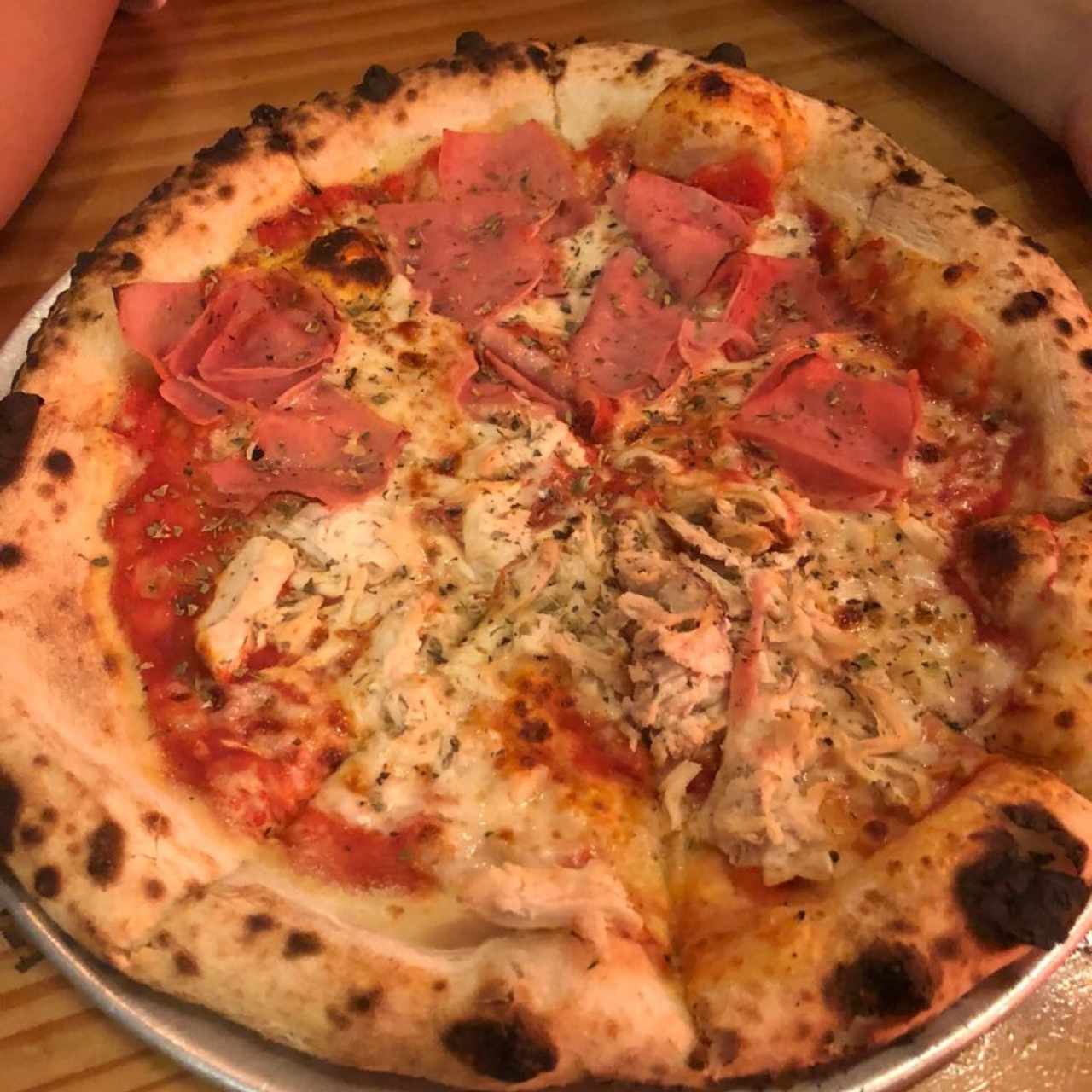 PIZZA ROJAS - BARRIO con pollo y jamón. 