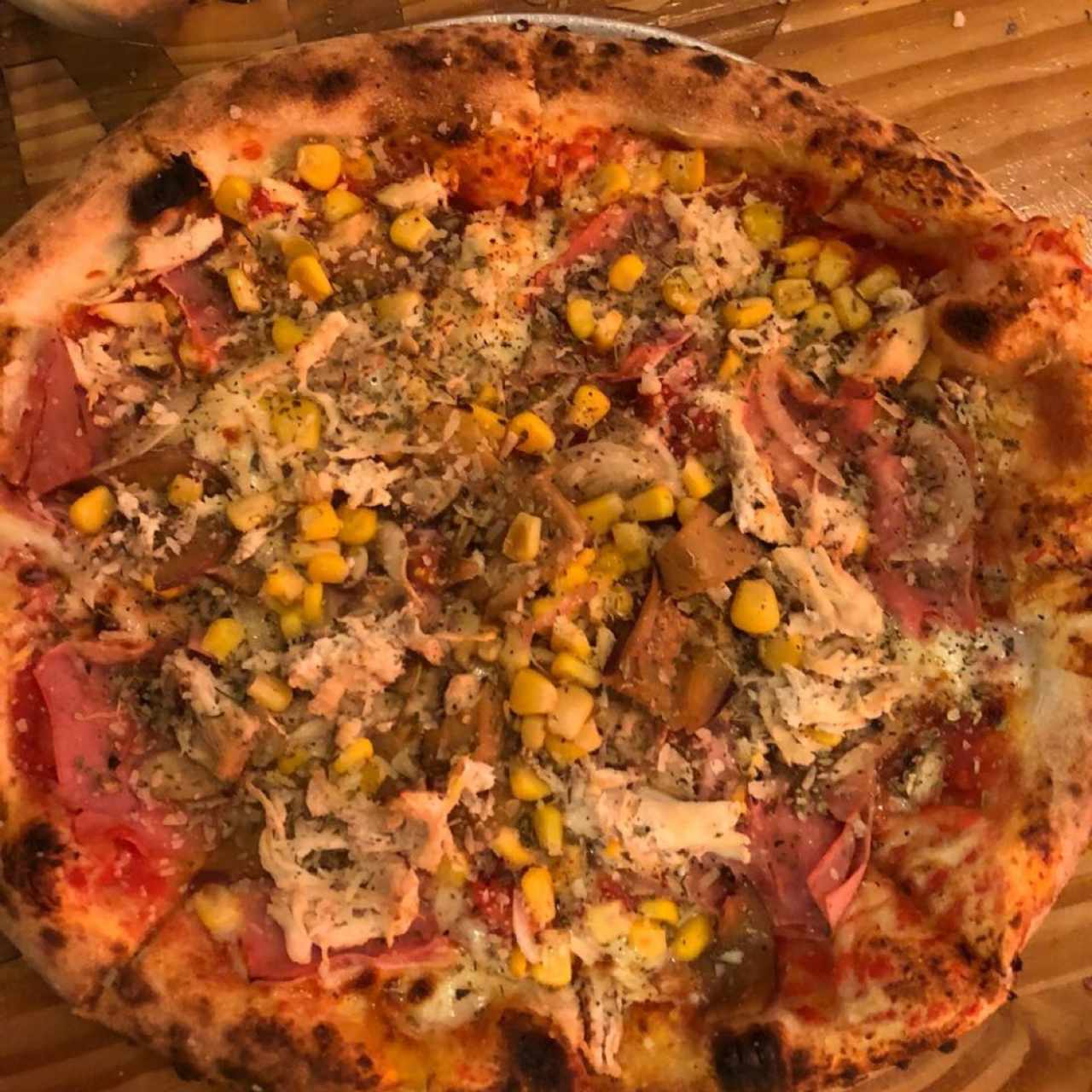 MASA con Jamón, pollo, maíz, cebolla en oregano y hongos. 