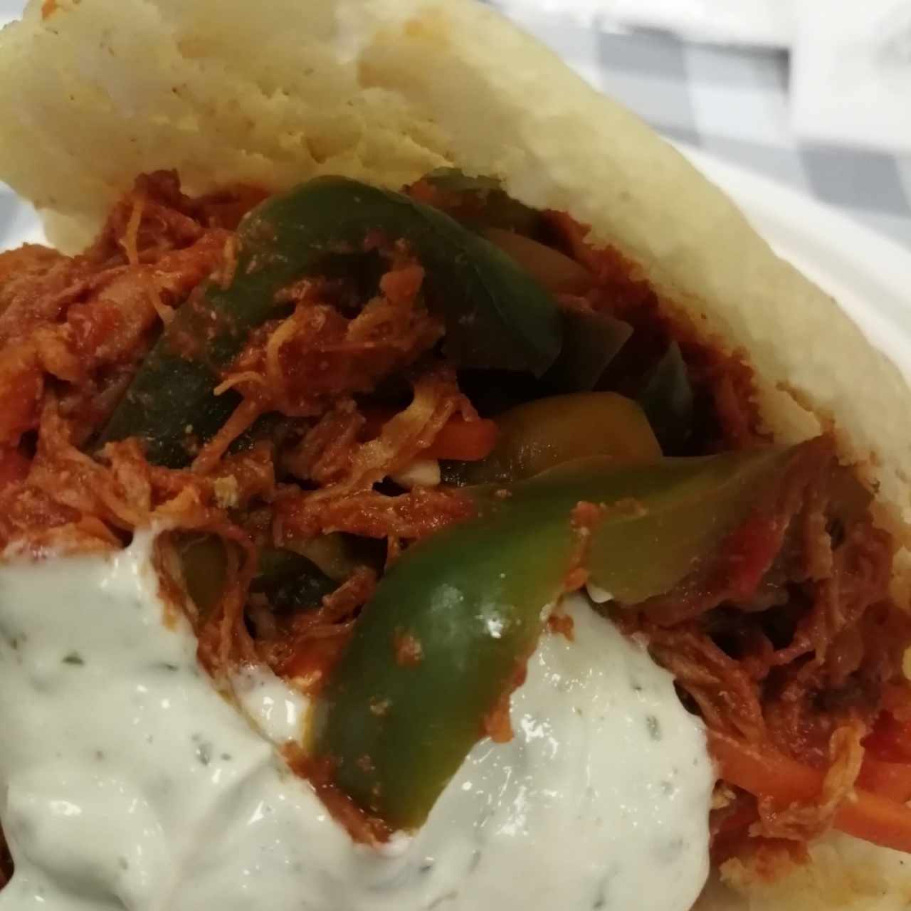 arepa de pollo con salsa de ajo